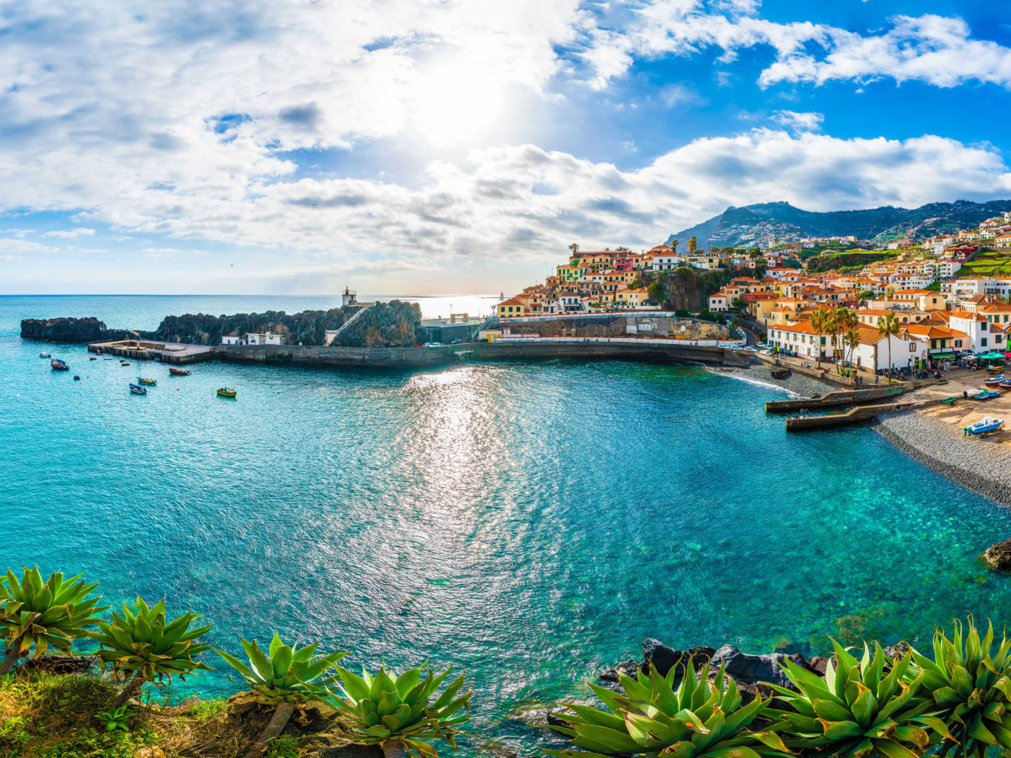 Madeira Küstenstadt Camara de Lobos, Madeira, mit bunten Häusern und blauem Meer.