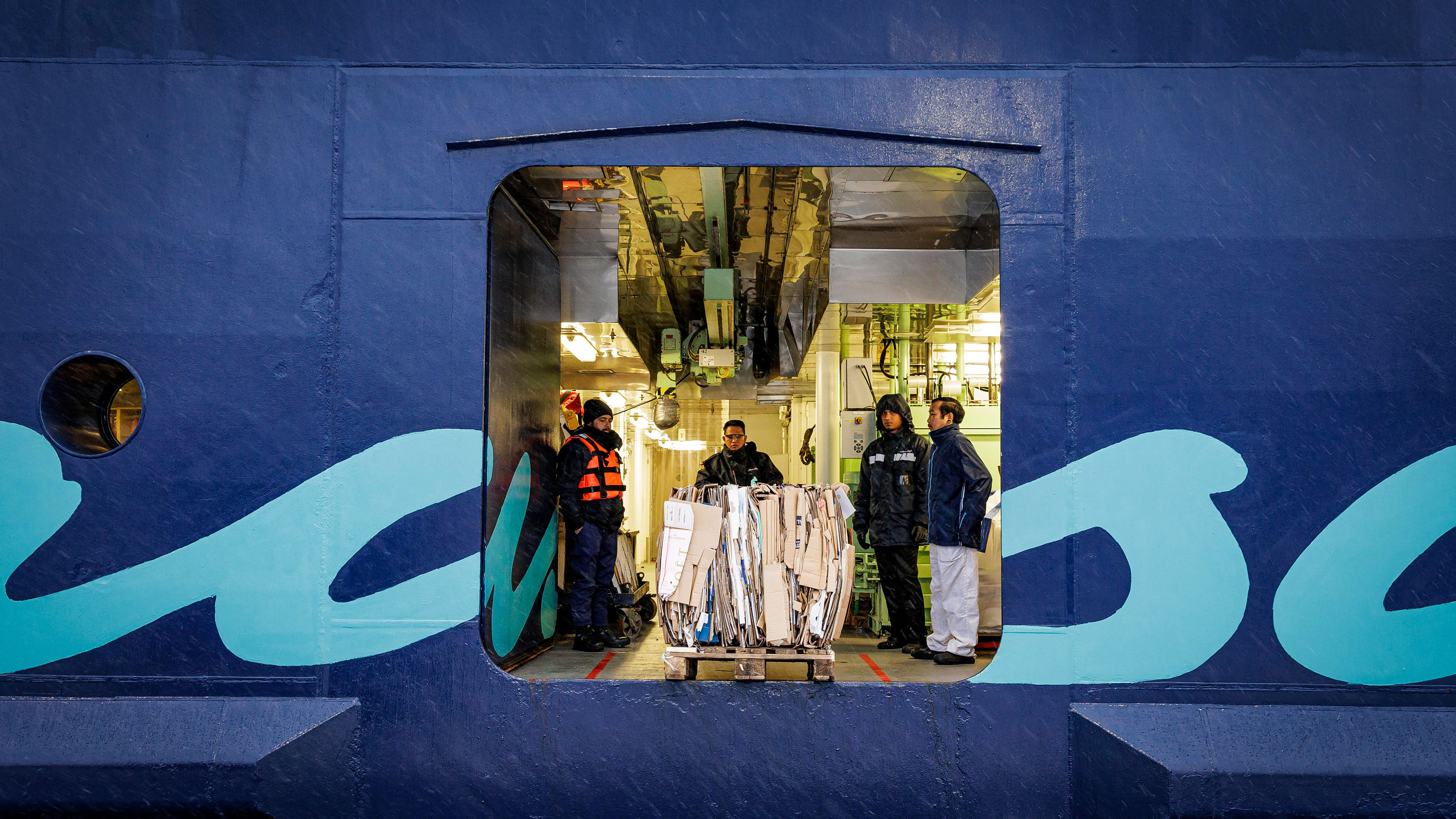 Mitarbeiter auf Kreuzfahrtschiff der Mein Schiff® Flotte, Kartons verladen.