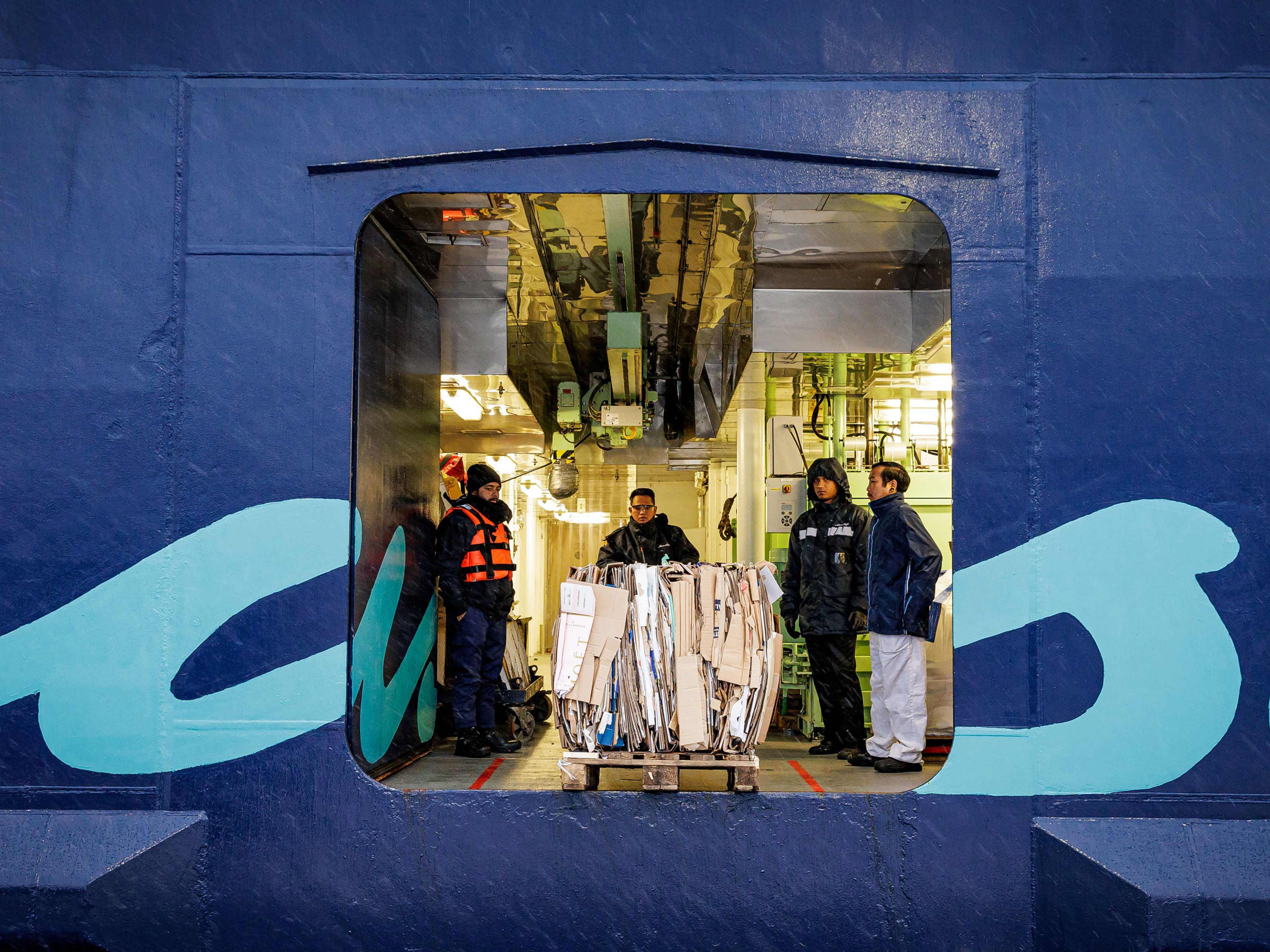 Mitarbeiter auf Kreuzfahrtschiff der Mein Schiff® Flotte, Kartons verladen. Mitarbeiter auf Kreuzfahrtschiff der Mein Schiff® Flotte, Kartons verladen.