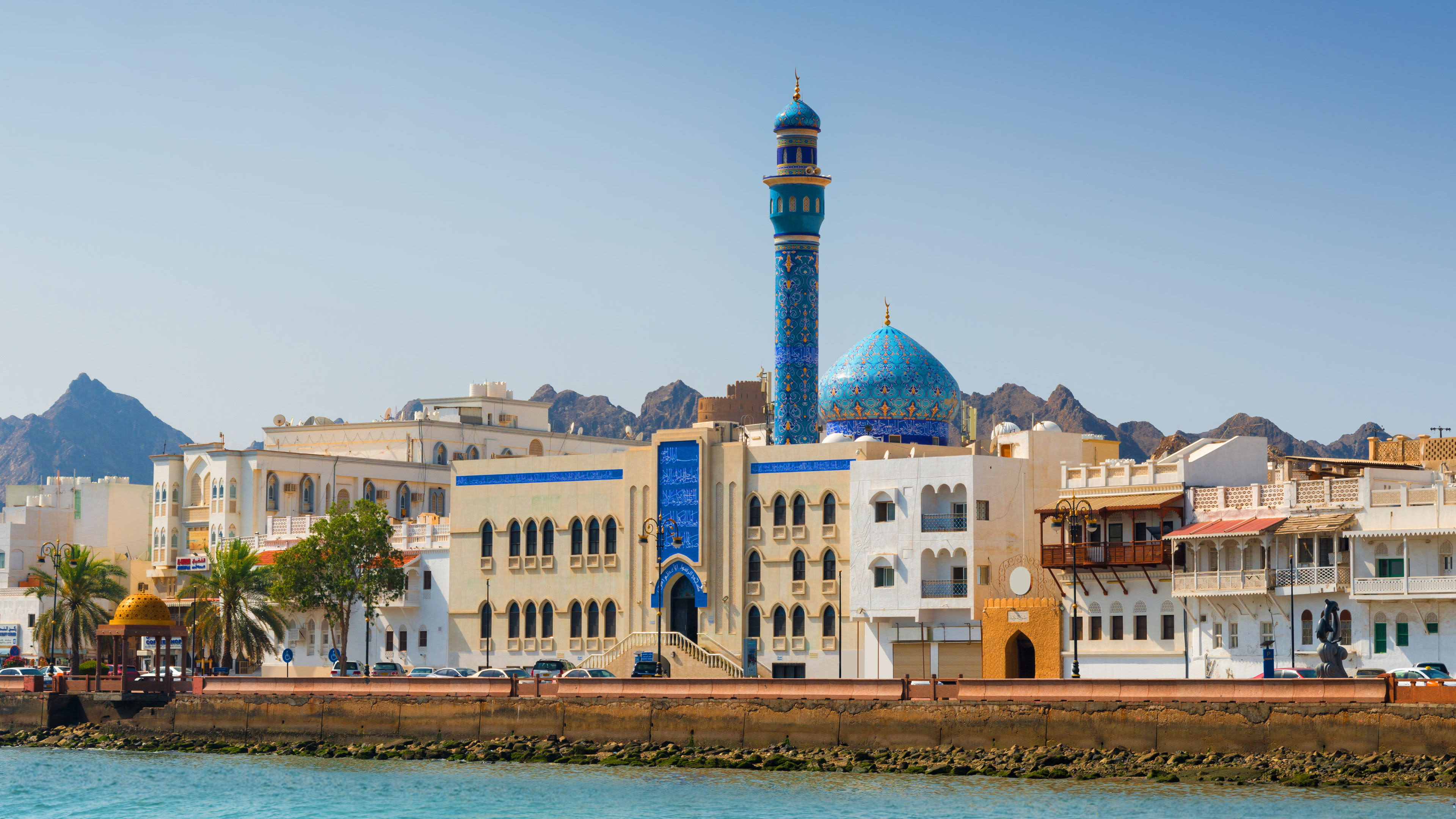 Blaue Moschee und Gebäude in Maskat, Oman, vor Bergen. Blaue Moschee und Gebäude in Maskat, Oman, vor Bergen.