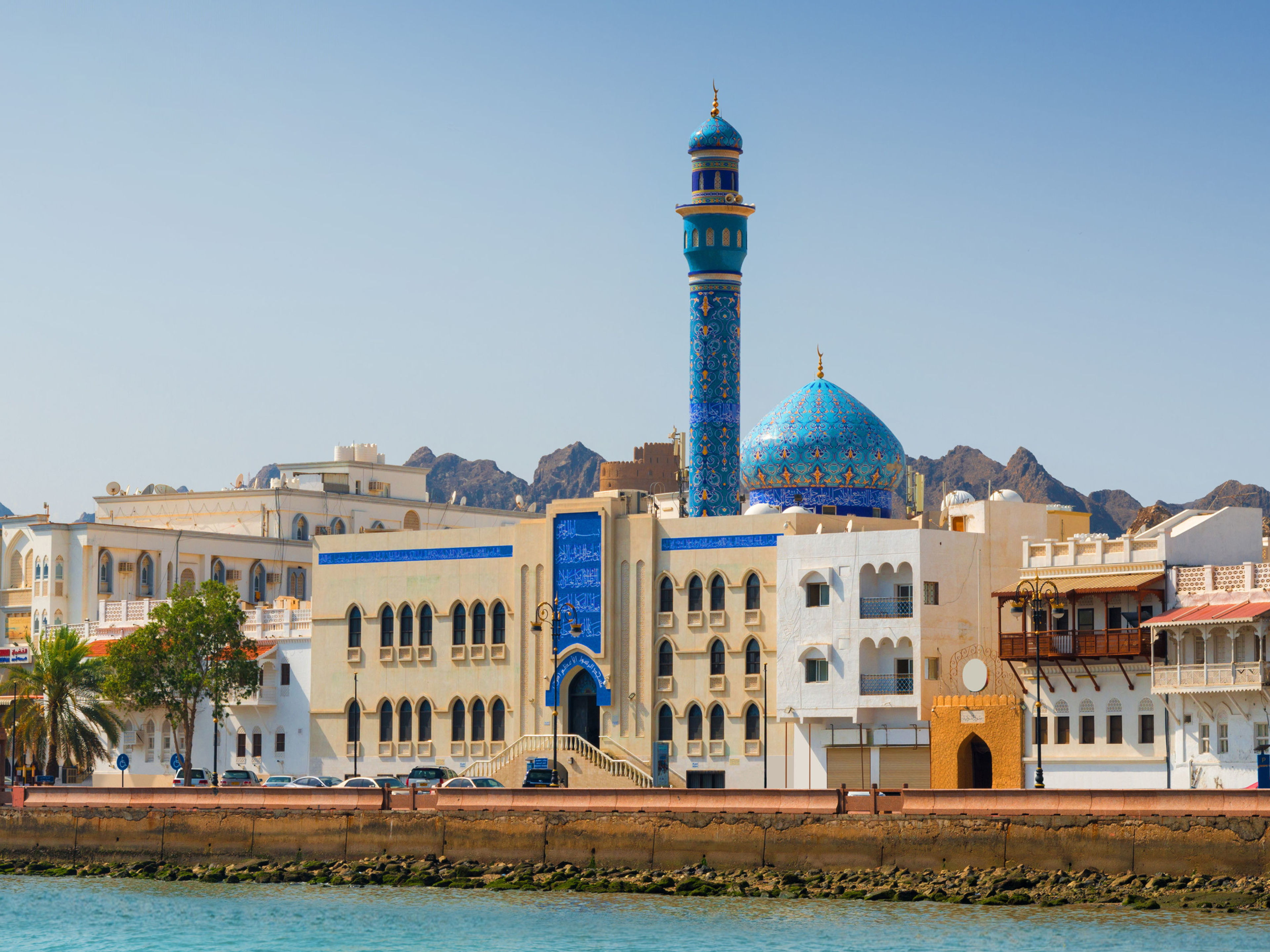Muscat Oman Blaue Moschee und Gebäude in Maskat, Oman, vor Bergen.