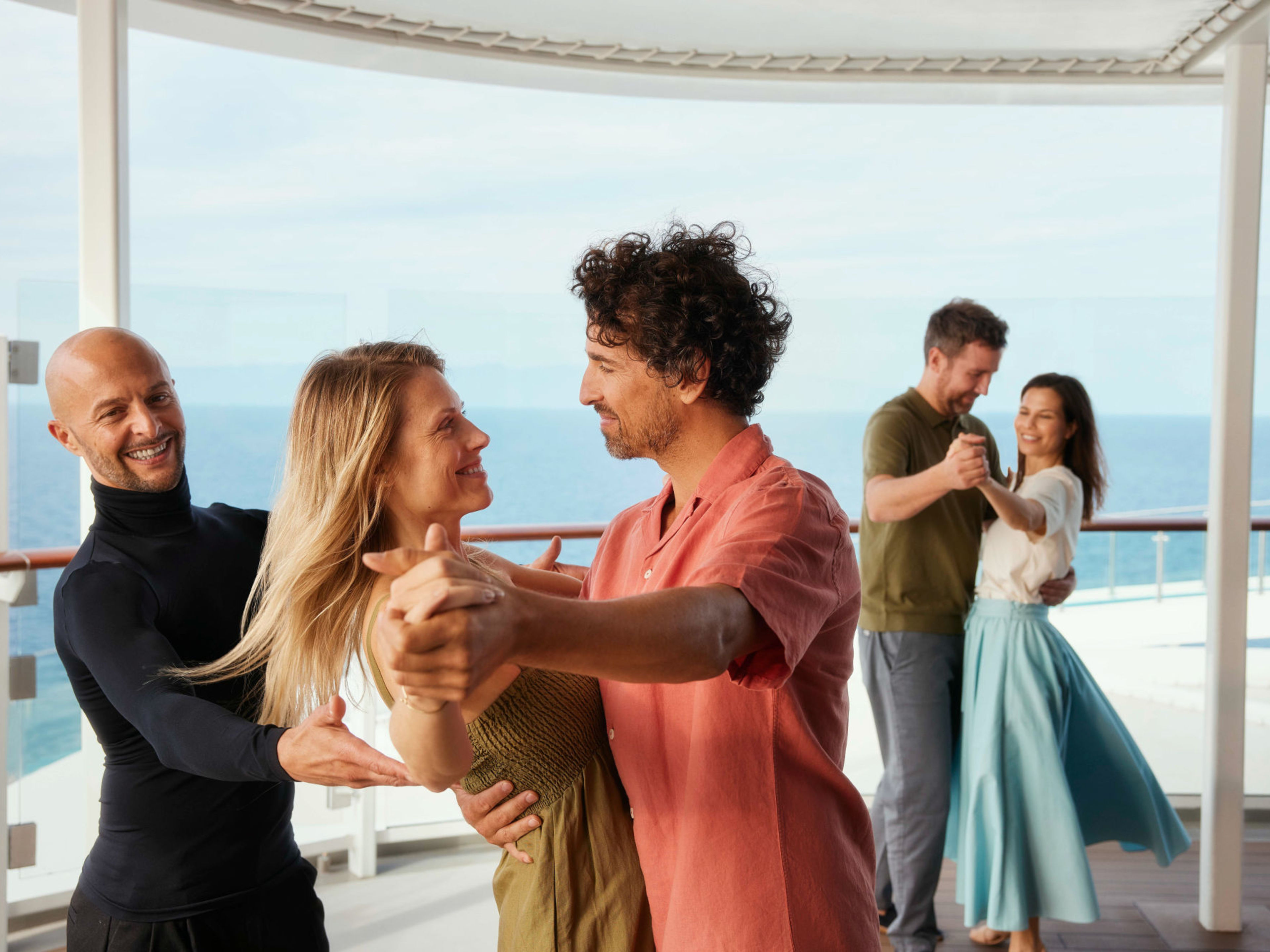 Paare tanzen auf Kreuzfahrtschiff der Mein Schiff® Flotte. Paare tanzen auf Kreuzfahrtschiff der Mein Schiff® Flotte.