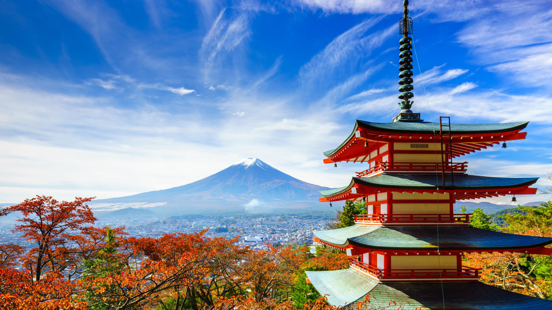 Pagode vor dem Fuji, Herbstlaub, blauer Himmel, Japan.