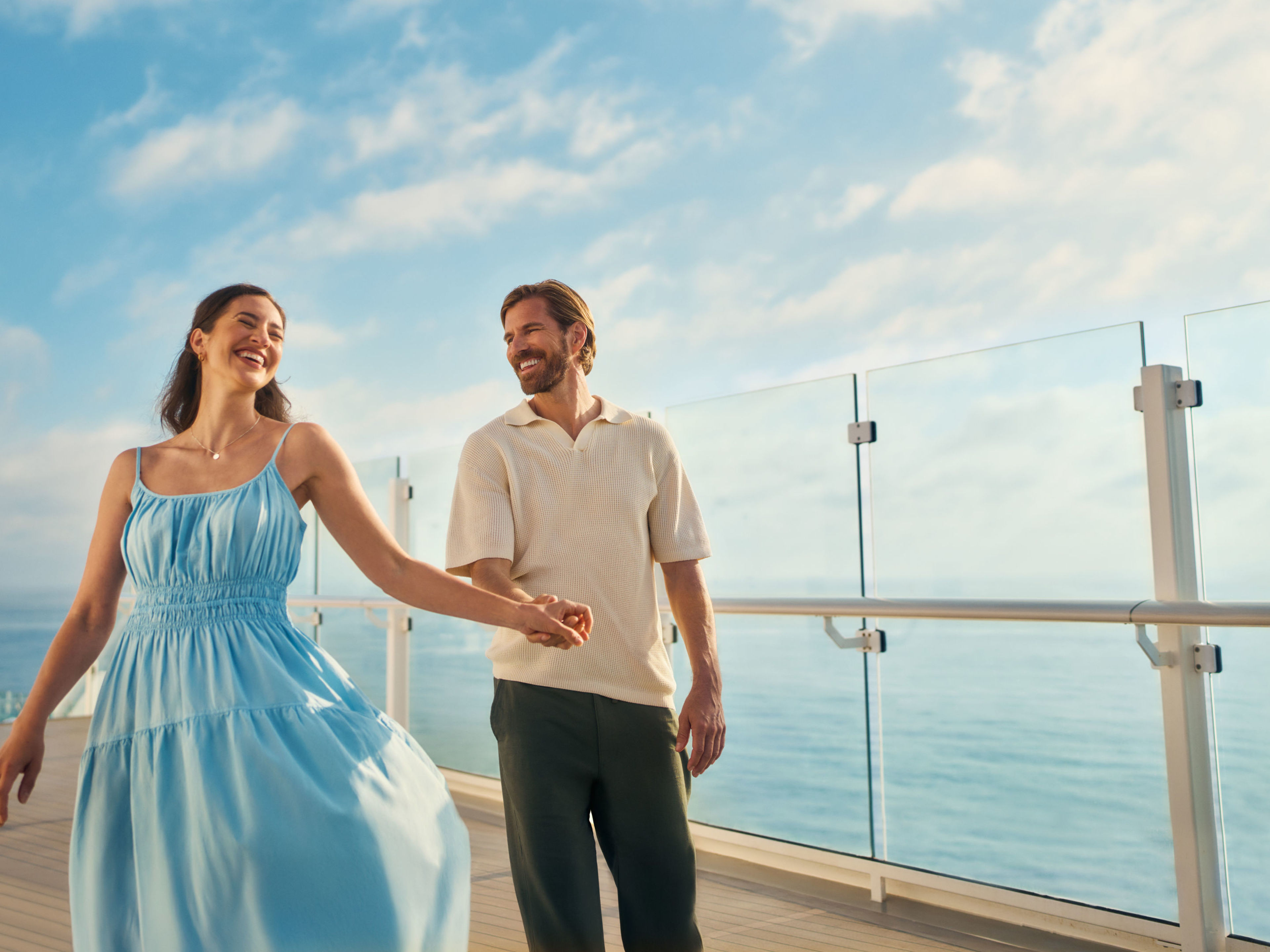 Paar spaziert auf Kreuzfahrtschiff der Mein Schiff® Flotte, blauer Himmel. Paar spaziert auf Kreuzfahrtschiff der Mein Schiff® Flotte, blauer Himmel.
