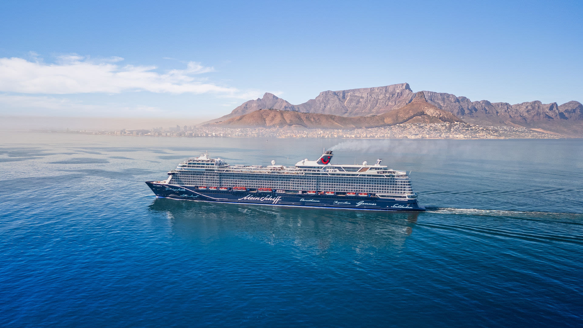 Kreuzfahrtschiff der Mein Schiff® Flotte vor Tafelberg, Kapstadt.