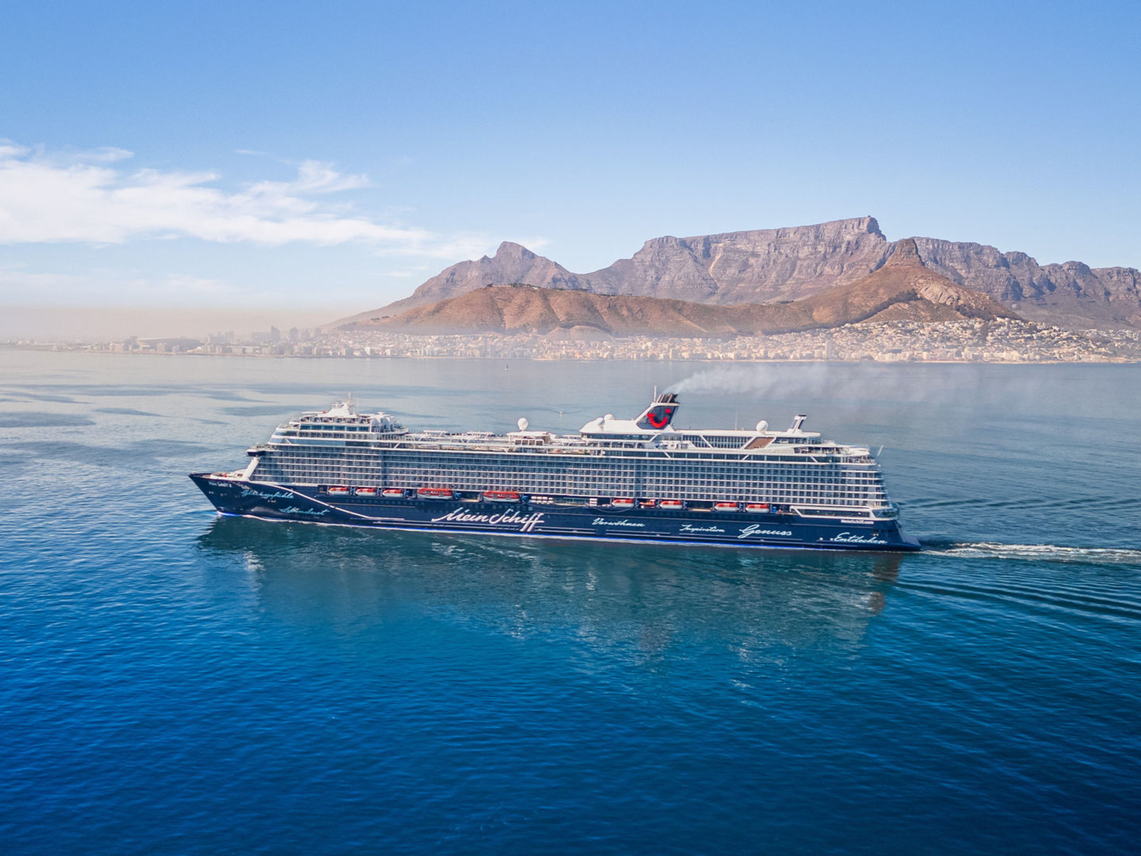 Kreuzfahrtschiff der Mein Schiff® Flotte vor Tafelberg, Kapstadt. Kreuzfahrtschiff der Mein Schiff® Flotte vor Tafelberg, Kapstadt.