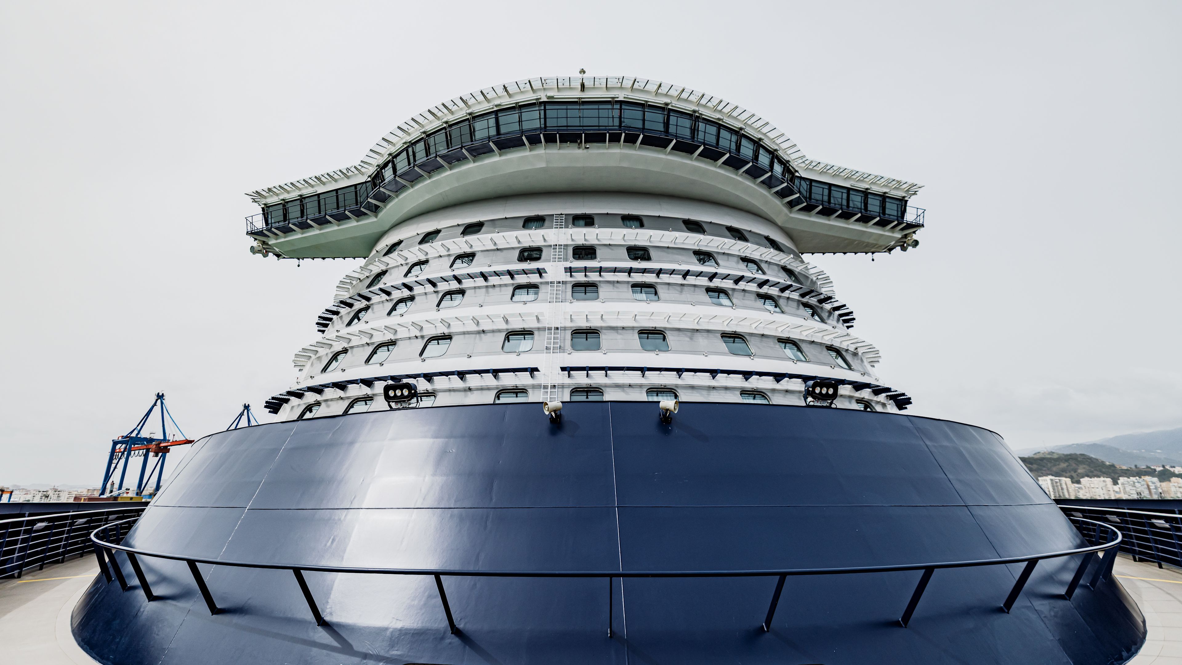 Kreuzfahrtschiff der Mein Schiff® Flotte, blauer Rumpf, Hafenhintergrund. Kreuzfahrtschiff der Mein Schiff® Flotte, blauer Rumpf, Hafenhintergrund.