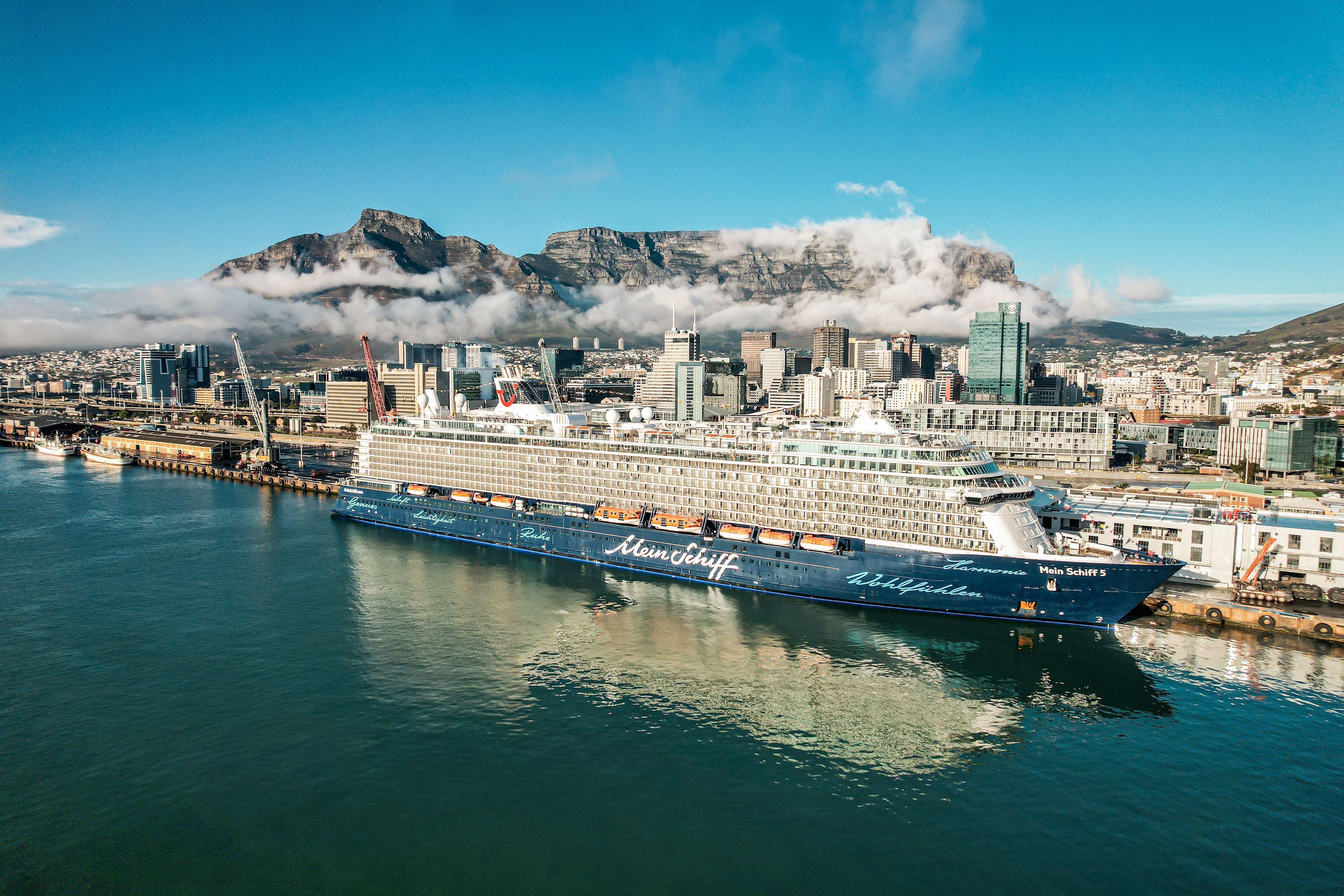 Mein Schiff 5 in Kapstadt Kreuzfahrtschiff der Mein Schiff® Flotte im Hafen von Kapstadt vor Tafelberg.