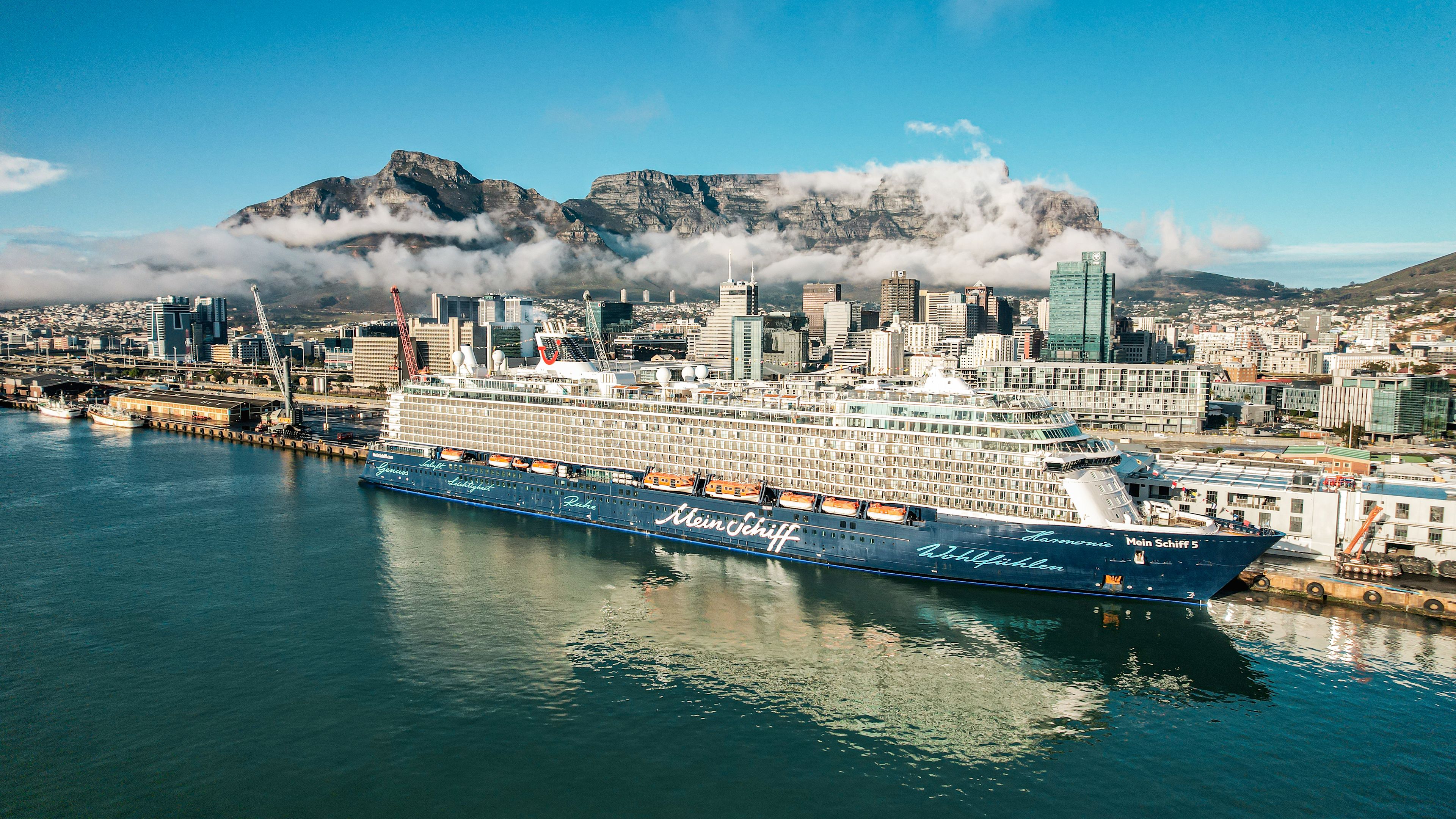 Kreuzfahrtschiff der Mein Schiff® Flotte im Hafen von Kapstadt vor Tafelberg. Kreuzfahrtschiff der Mein Schiff® Flotte im Hafen von Kapstadt vor Tafelberg.