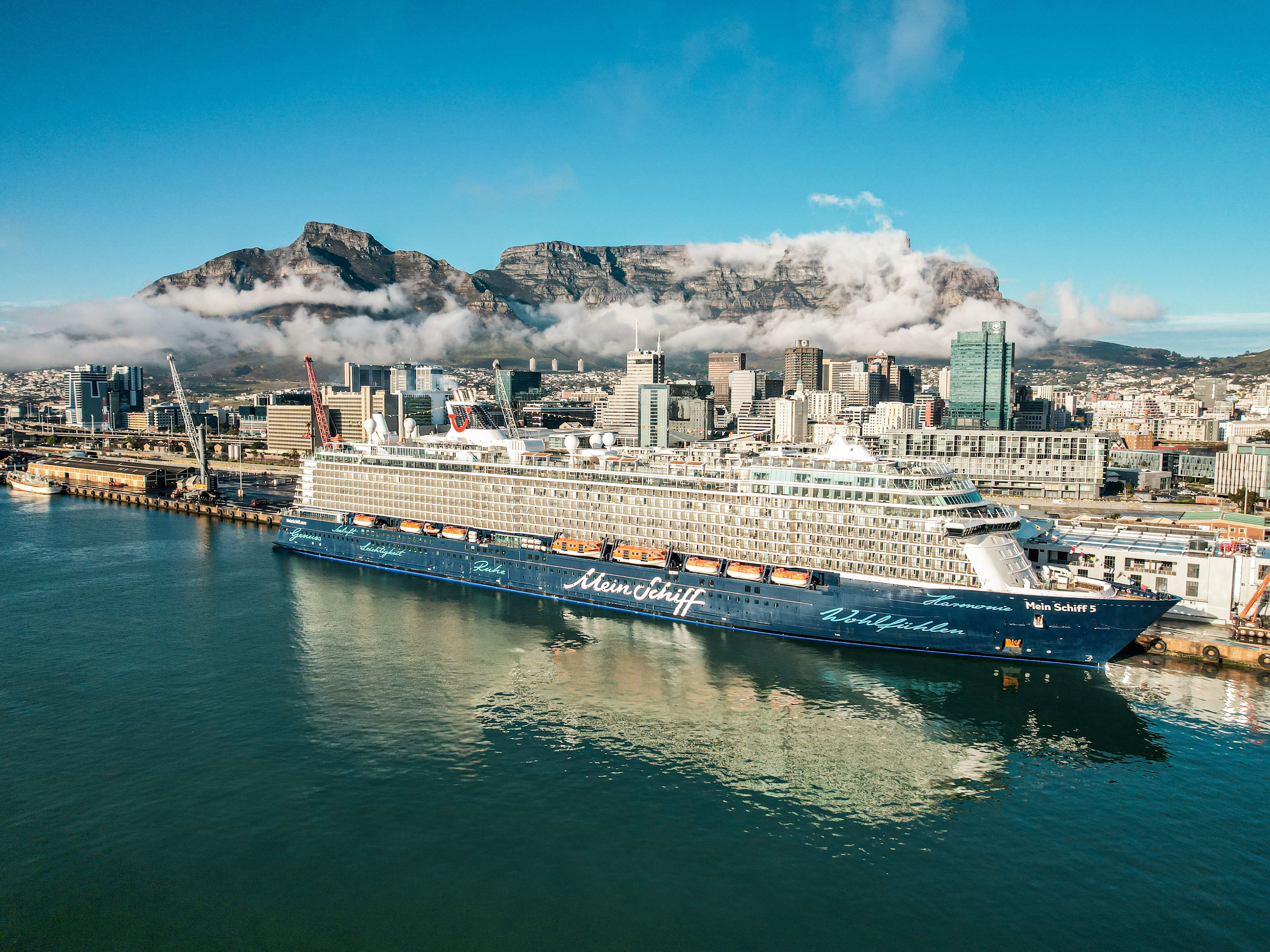Mein Schiff 5 in Kapstadt Kreuzfahrtschiff der Mein Schiff® Flotte im Hafen von Kapstadt vor Tafelberg.