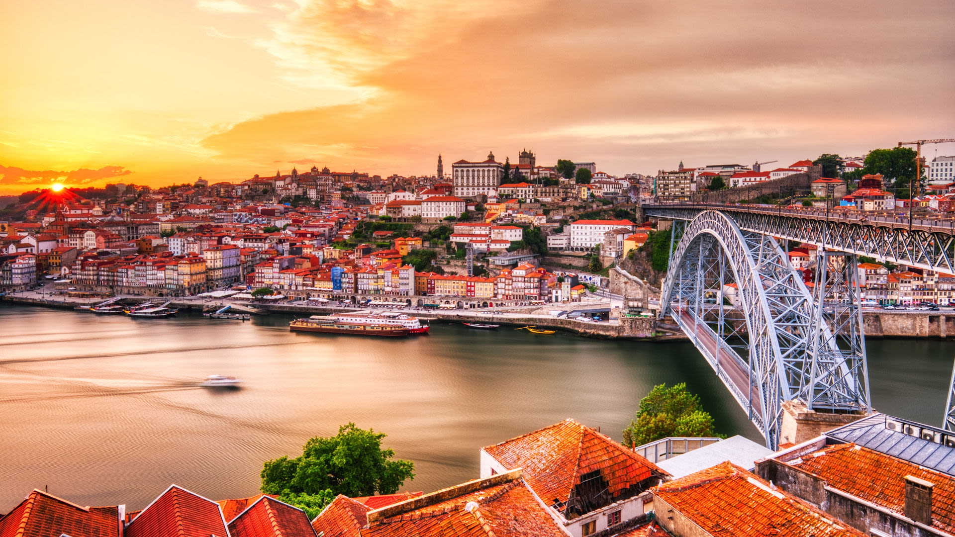 Sonnenuntergang über Porto mit Brücke und Fluss Douro.
