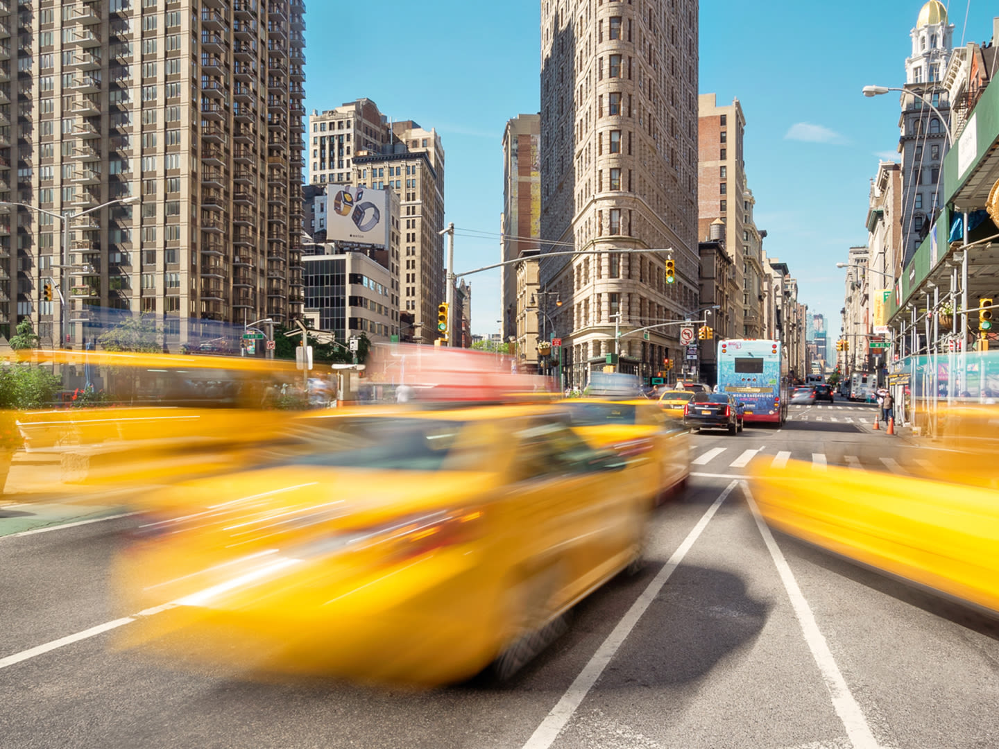 Gelbe Taxis fahren vor dem Flatiron Building in New York.