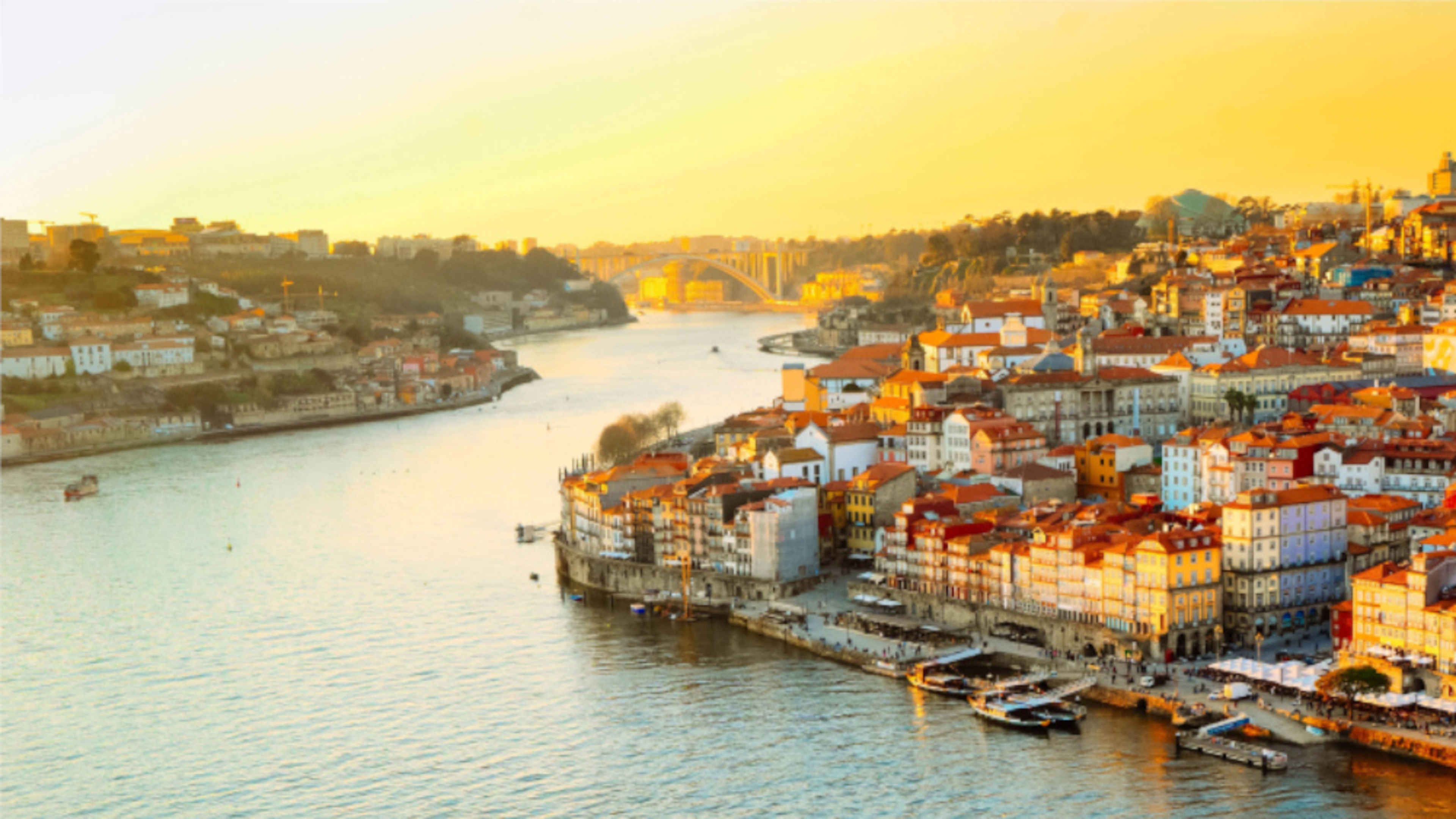 Portugal - Porto Blick auf Porto bei Sonnenuntergang, Fluss Douro, bunte Häuser.