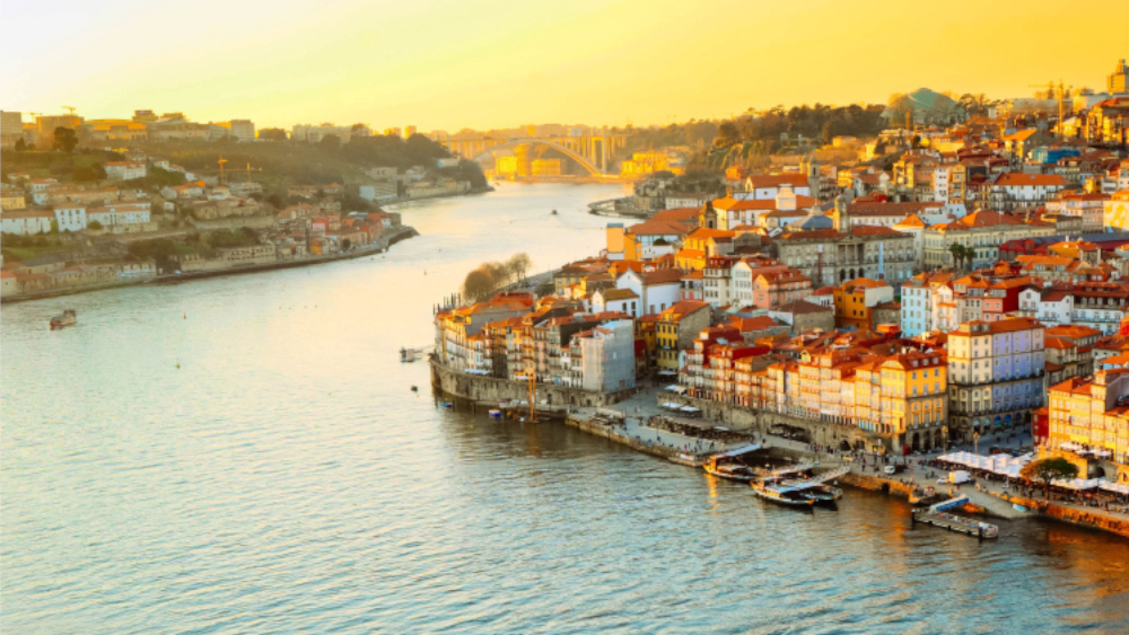 Blick auf Porto bei Sonnenuntergang, Fluss Douro, bunte Häuser. Blick auf Porto bei Sonnenuntergang, Fluss Douro, bunte Häuser.