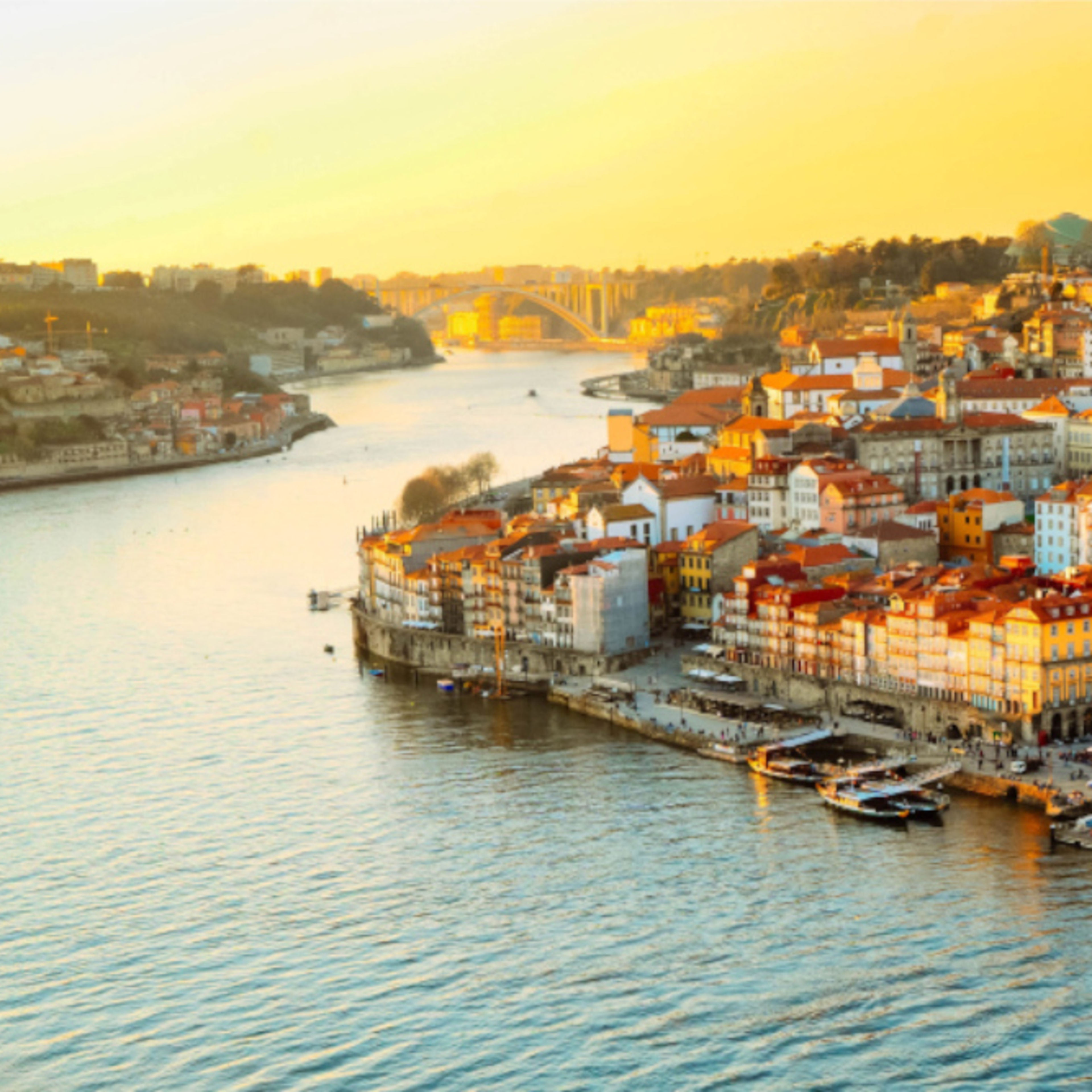 Portugal - Porto Blick auf Porto bei Sonnenuntergang, Fluss Douro, bunte Häuser.