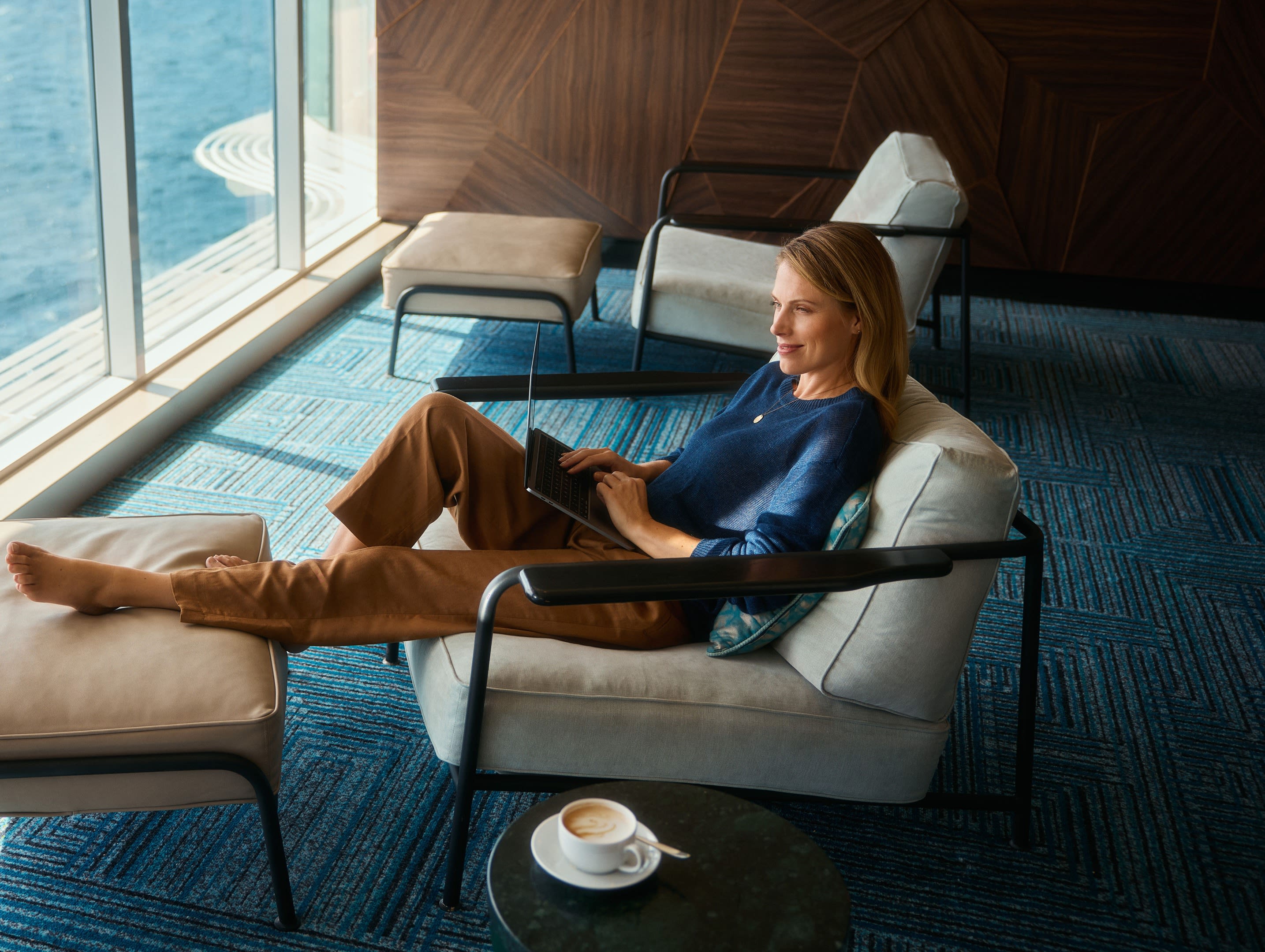 69 M52 1182 02 Adobe RGB Frau entspannt mit Laptop auf Kreuzfahrtschiff, Meerblick.