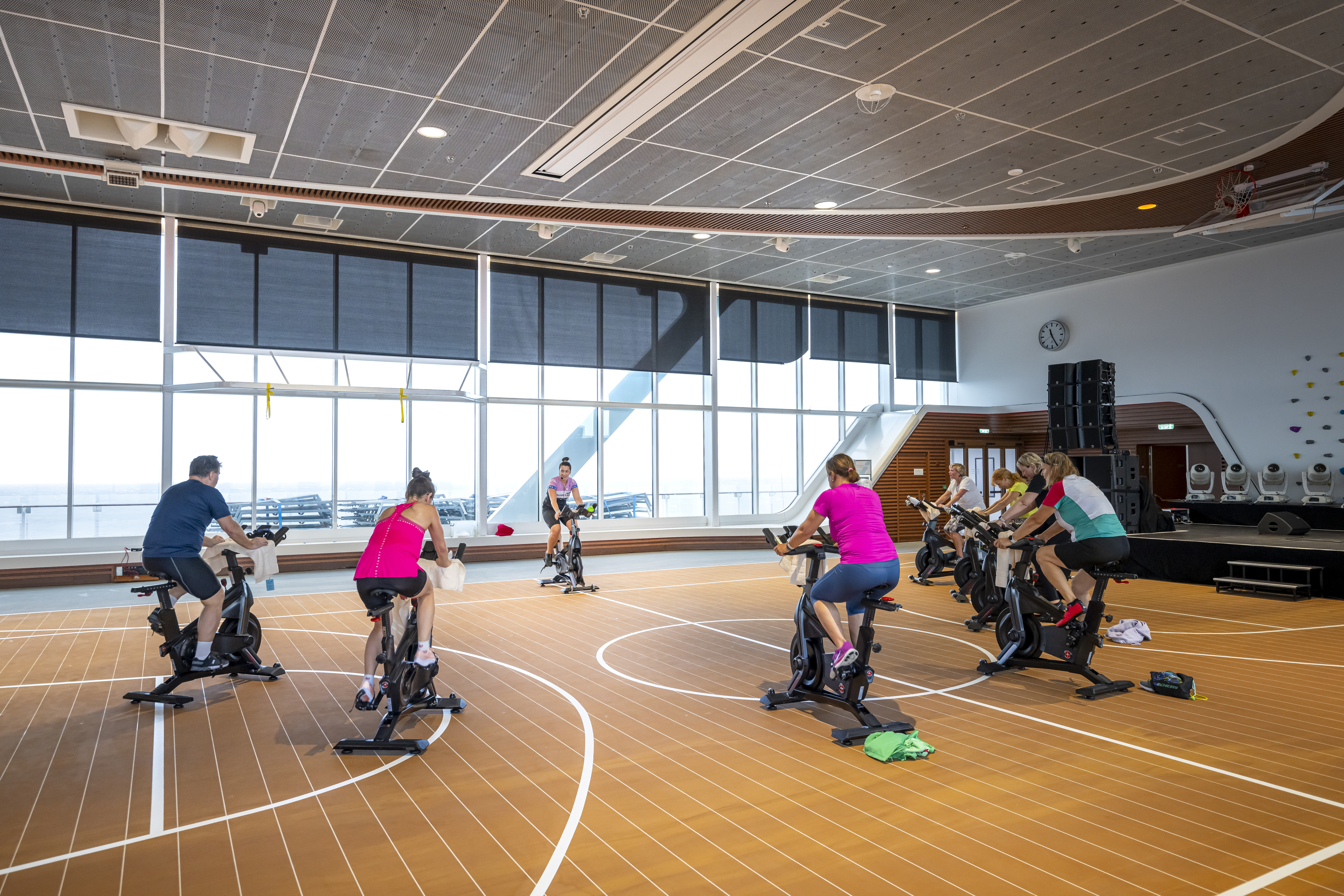 Menschen beim Indoor-Cycling auf einem Kreuzfahrtschiff der Mein Schiff® Flotte.