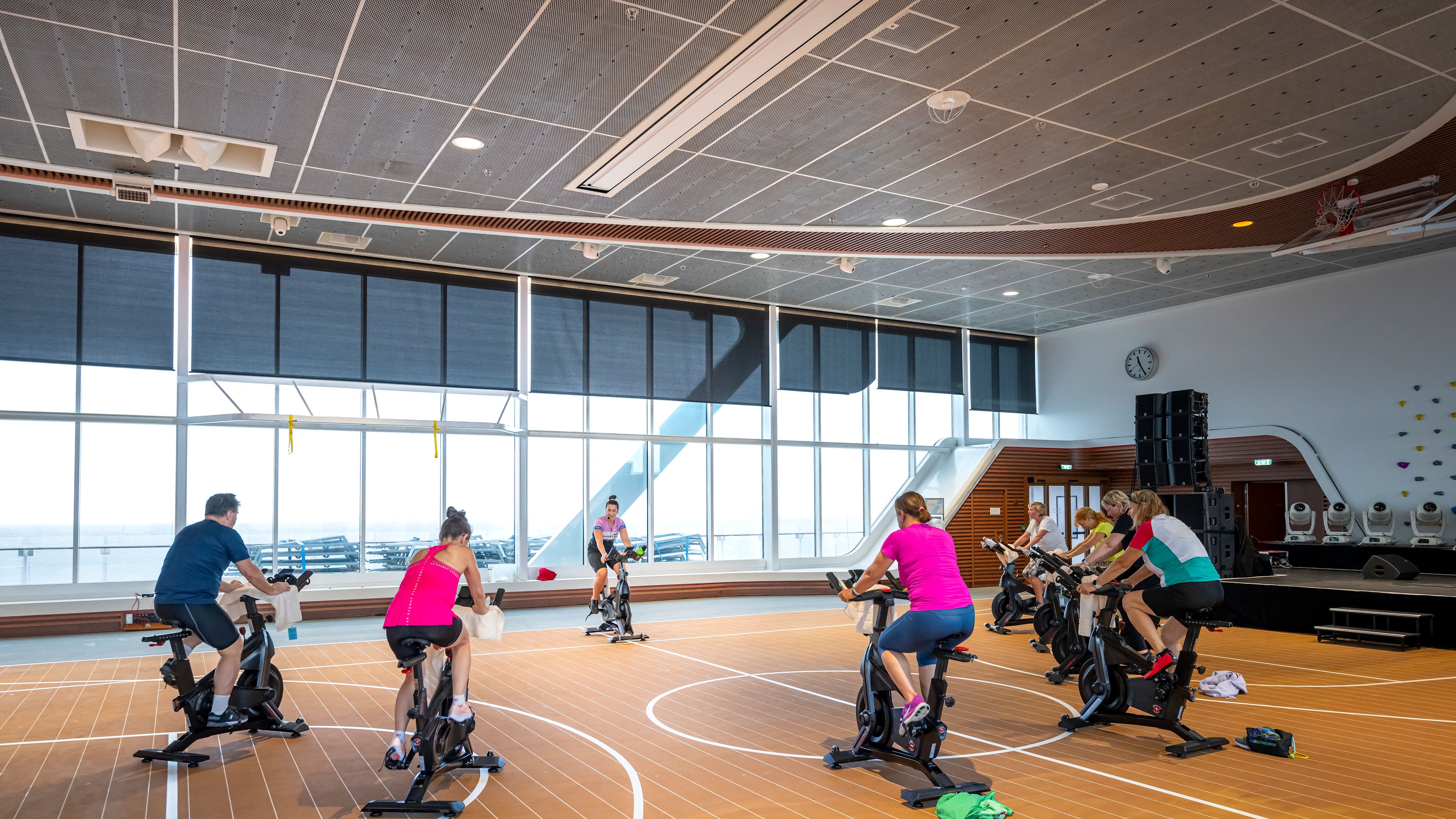 TuiCruises-AndreaBerg-1179 Menschen beim Indoor-Cycling auf einem Kreuzfahrtschiff der Mein Schiff® Flotte.