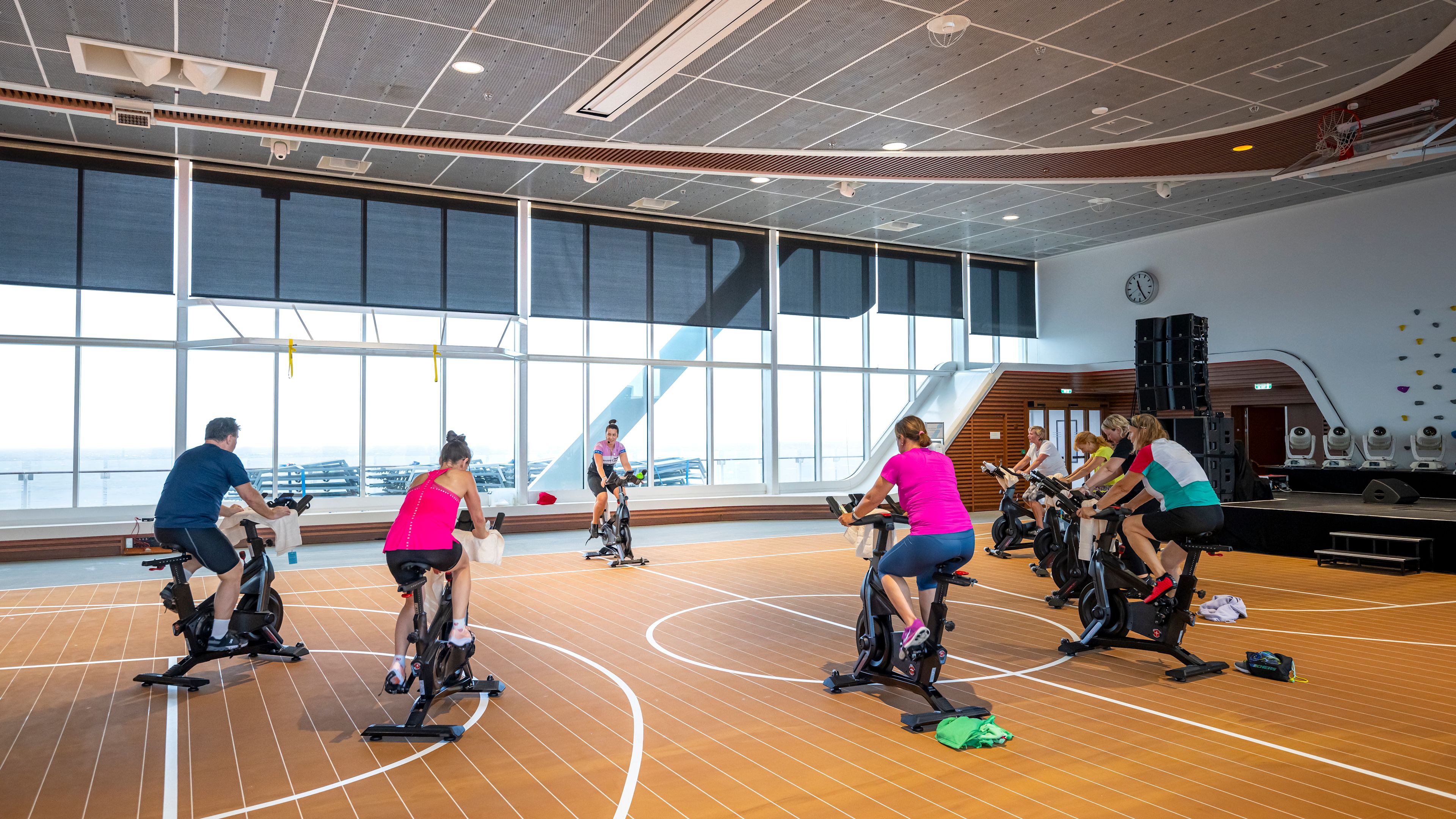 Menschen beim Indoor-Cycling auf einem Kreuzfahrtschiff der Mein Schiff® Flotte. Menschen beim Indoor-Cycling auf einem Kreuzfahrtschiff der Mein Schiff® Flotte.