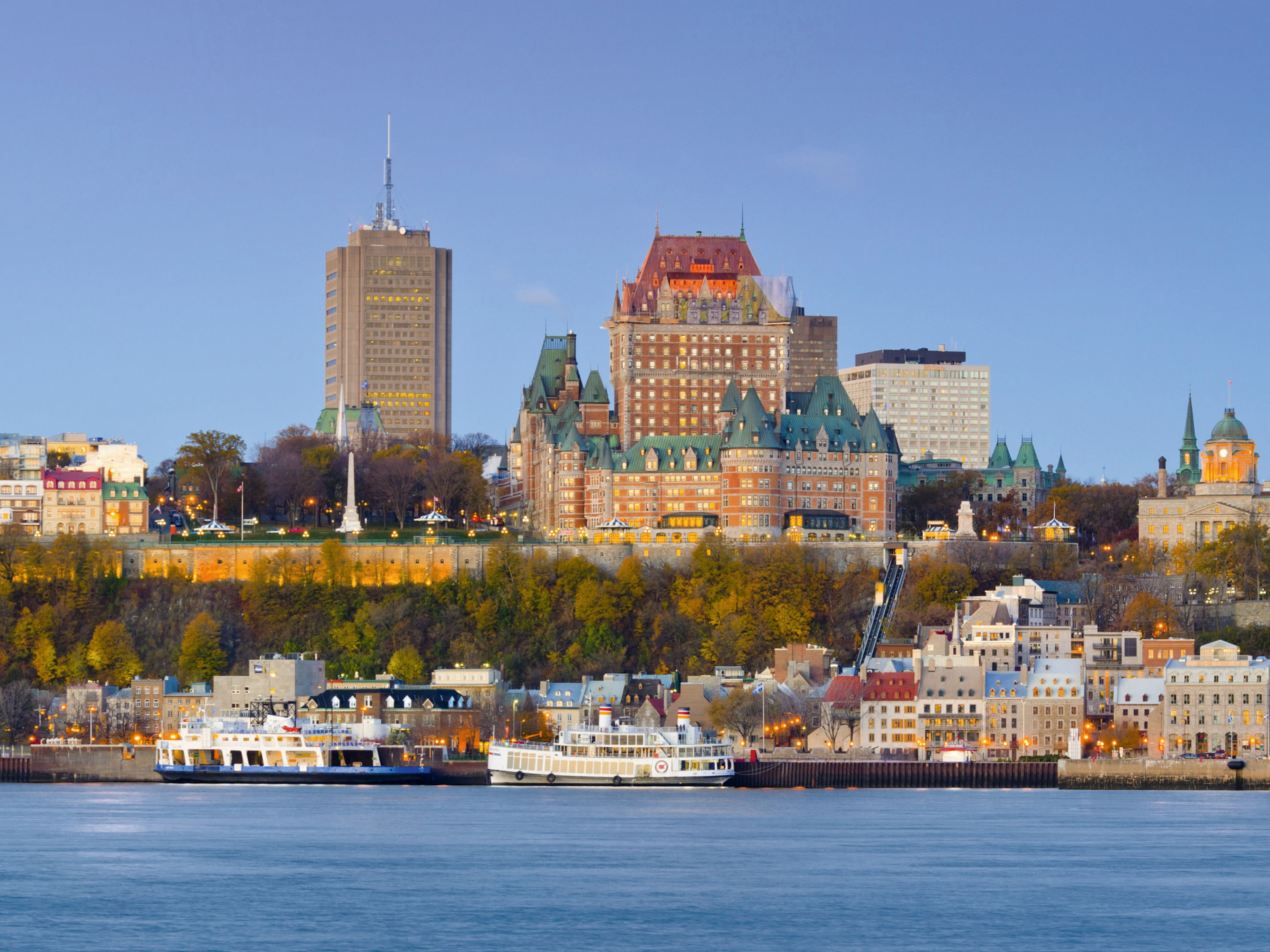 Quebec Kanada Quebec City Skyline mit Château Frontenac bei Sonnenuntergang, blauer Himmel.