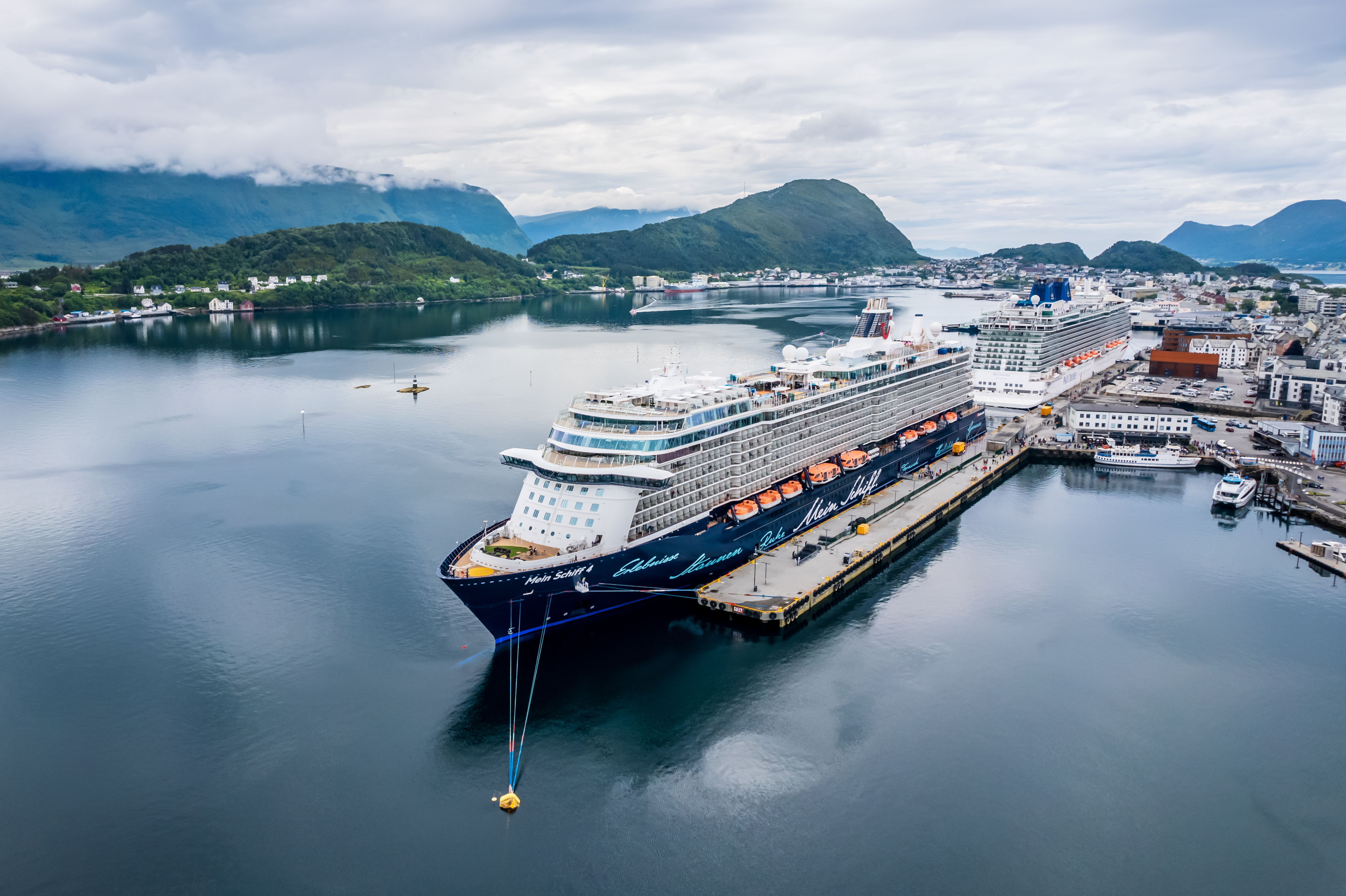 Kreuzfahrtschiff der Mein Schiff® Flotte im Hafen von Ålesund, Norwegen.