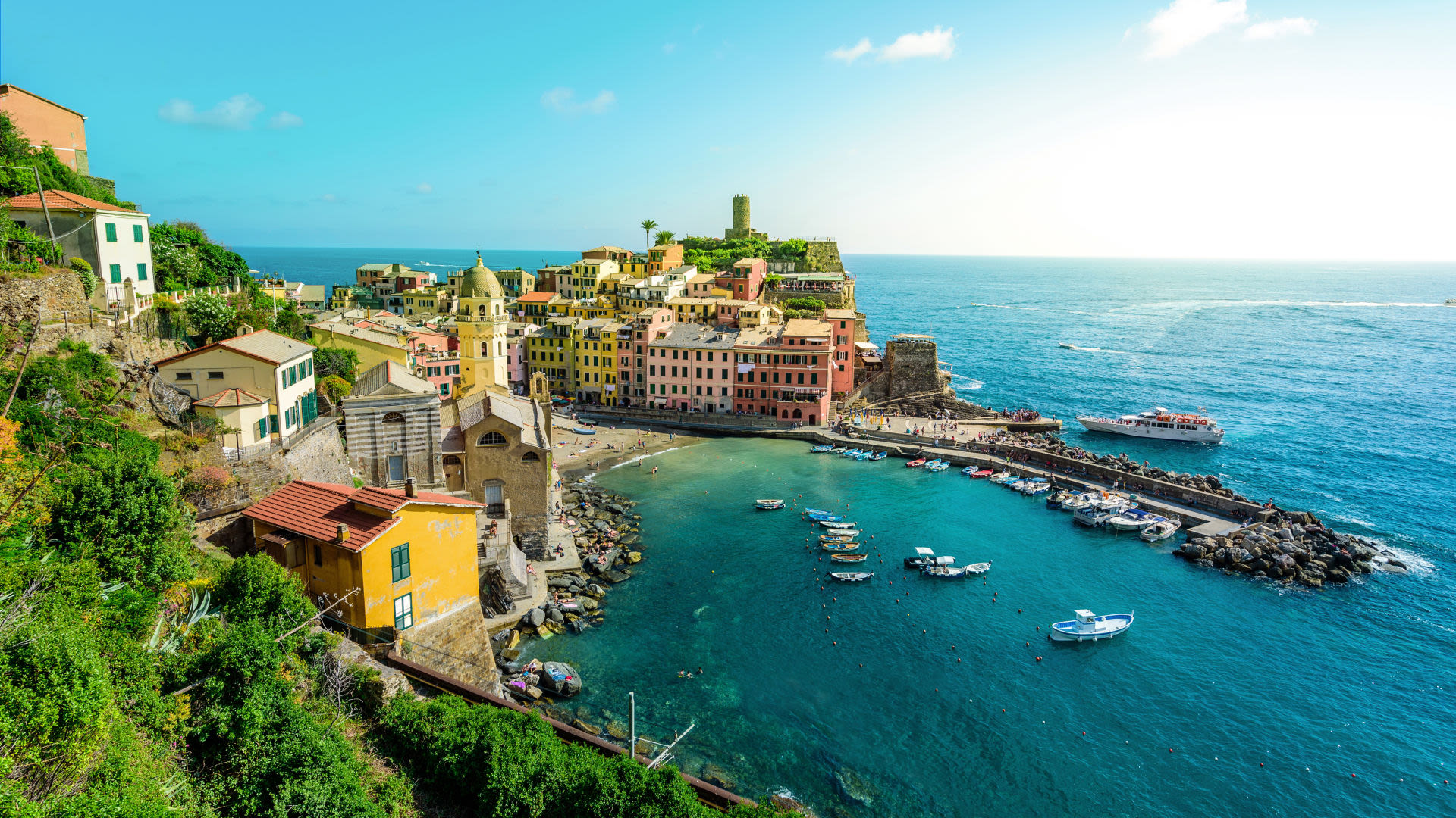 Bunte Häuser und Boote in Vernazza, Cinque Terre, am Meer.
