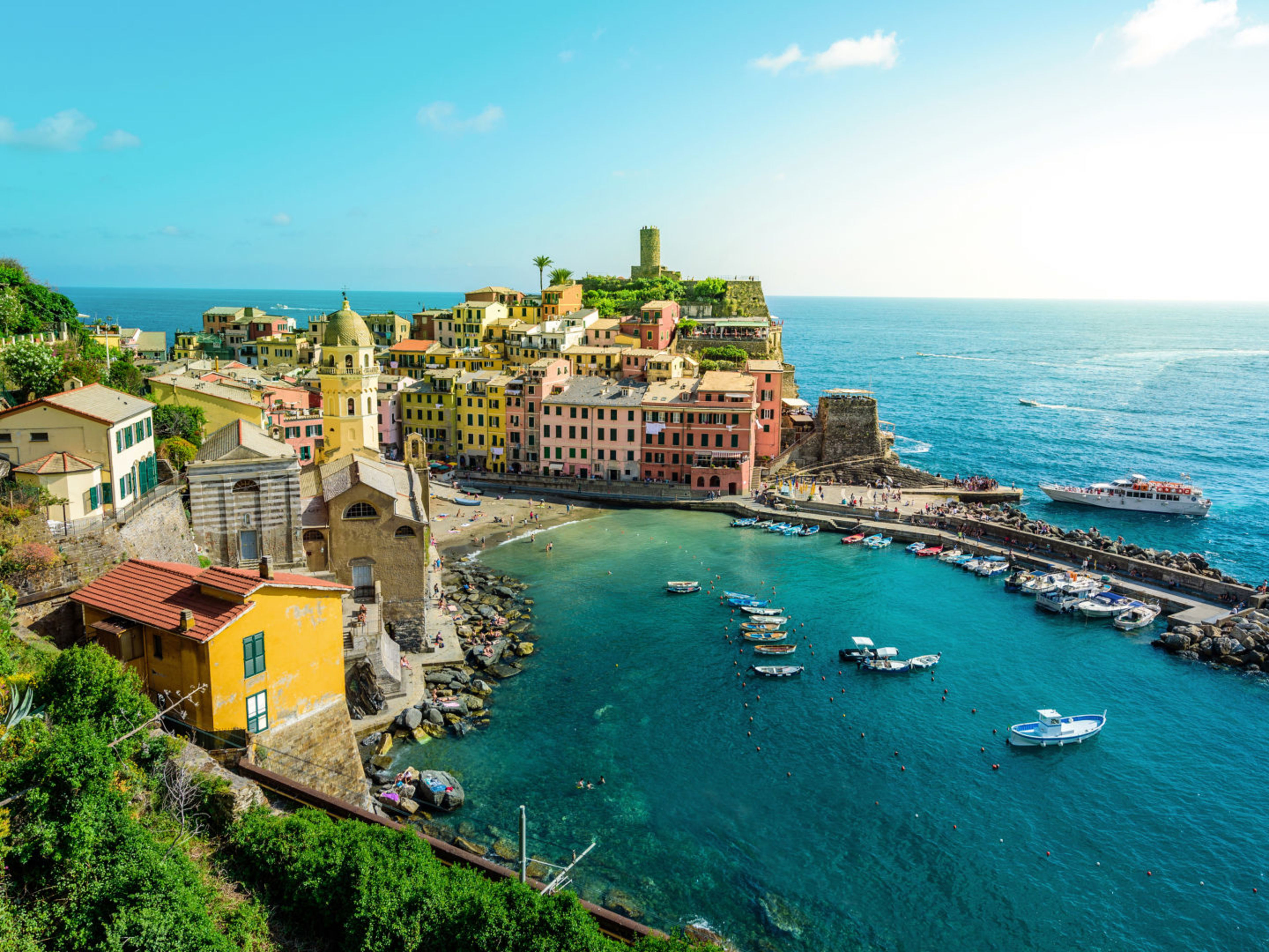 Bunte Häuser und Boote in Vernazza, Cinque Terre, am Meer. Bunte Häuser und Boote in Vernazza, Cinque Terre, am Meer.