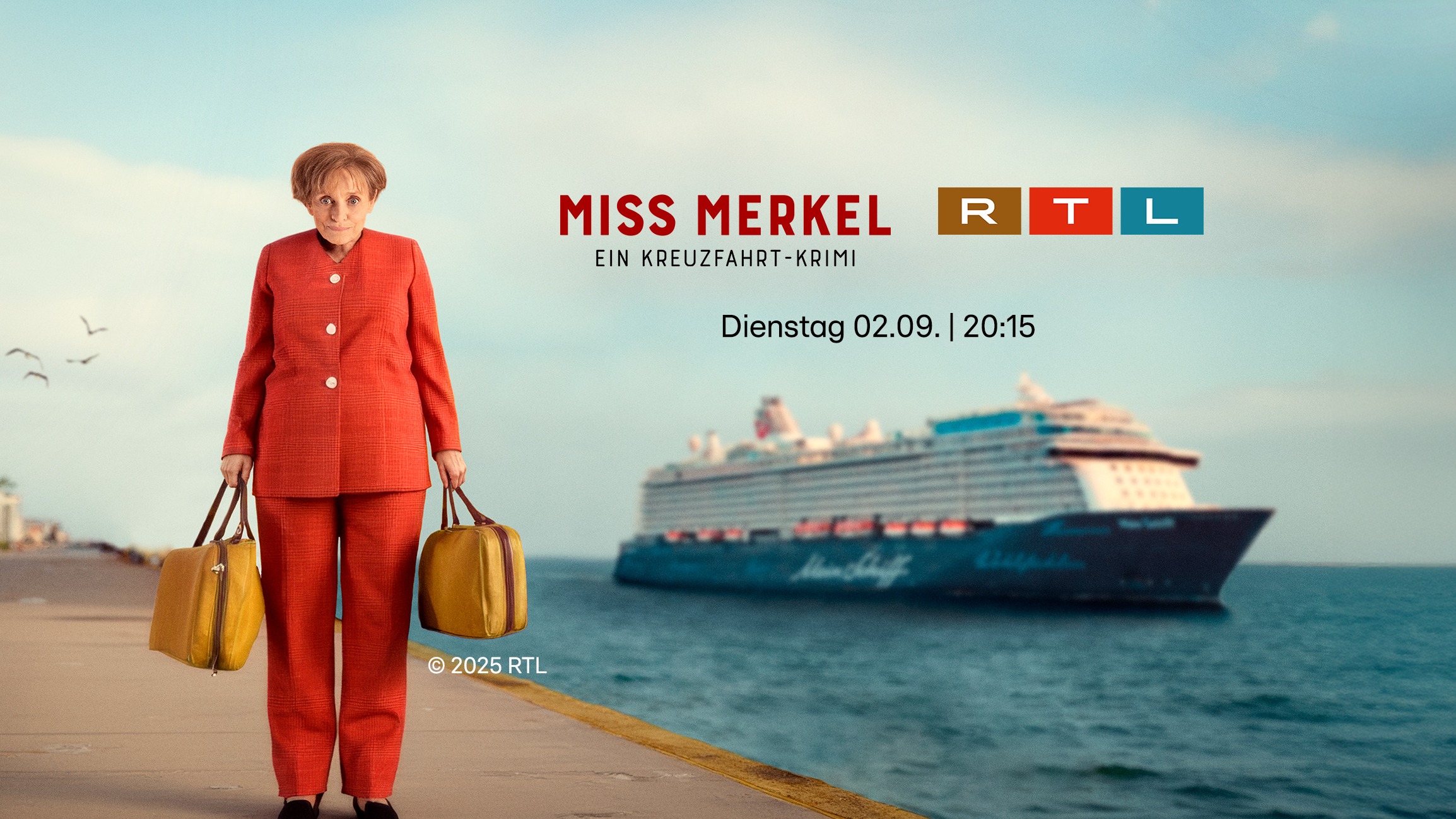 Frau in rotem Anzug mit Taschen, Kreuzfahrtschiff der Mein Schiff® Flotte im Hintergrund.