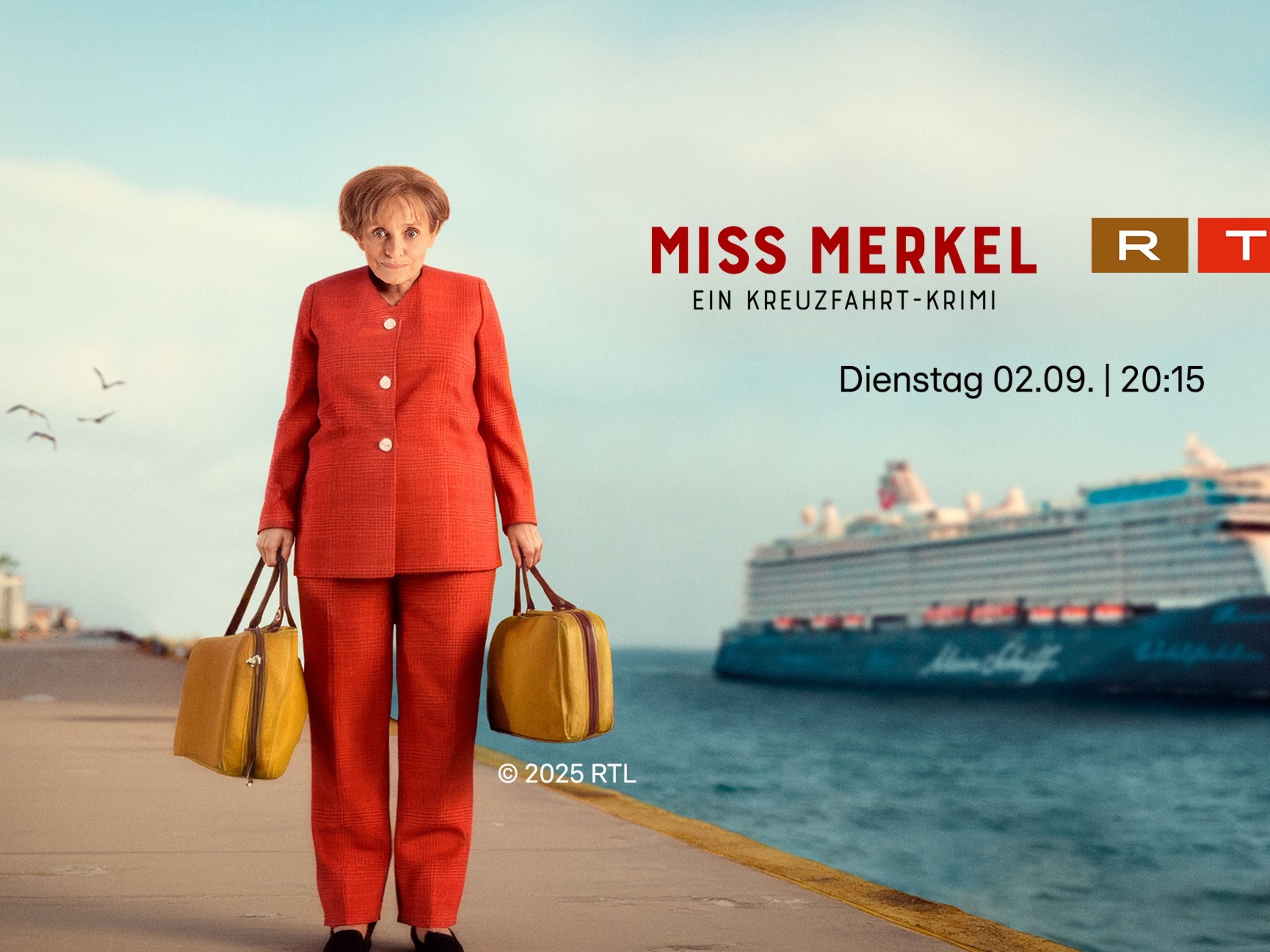 Miss-Merkel Gewinnspiel Frau in rotem Anzug mit Taschen, Kreuzfahrtschiff der Mein Schiff® Flotte im Hintergrund.