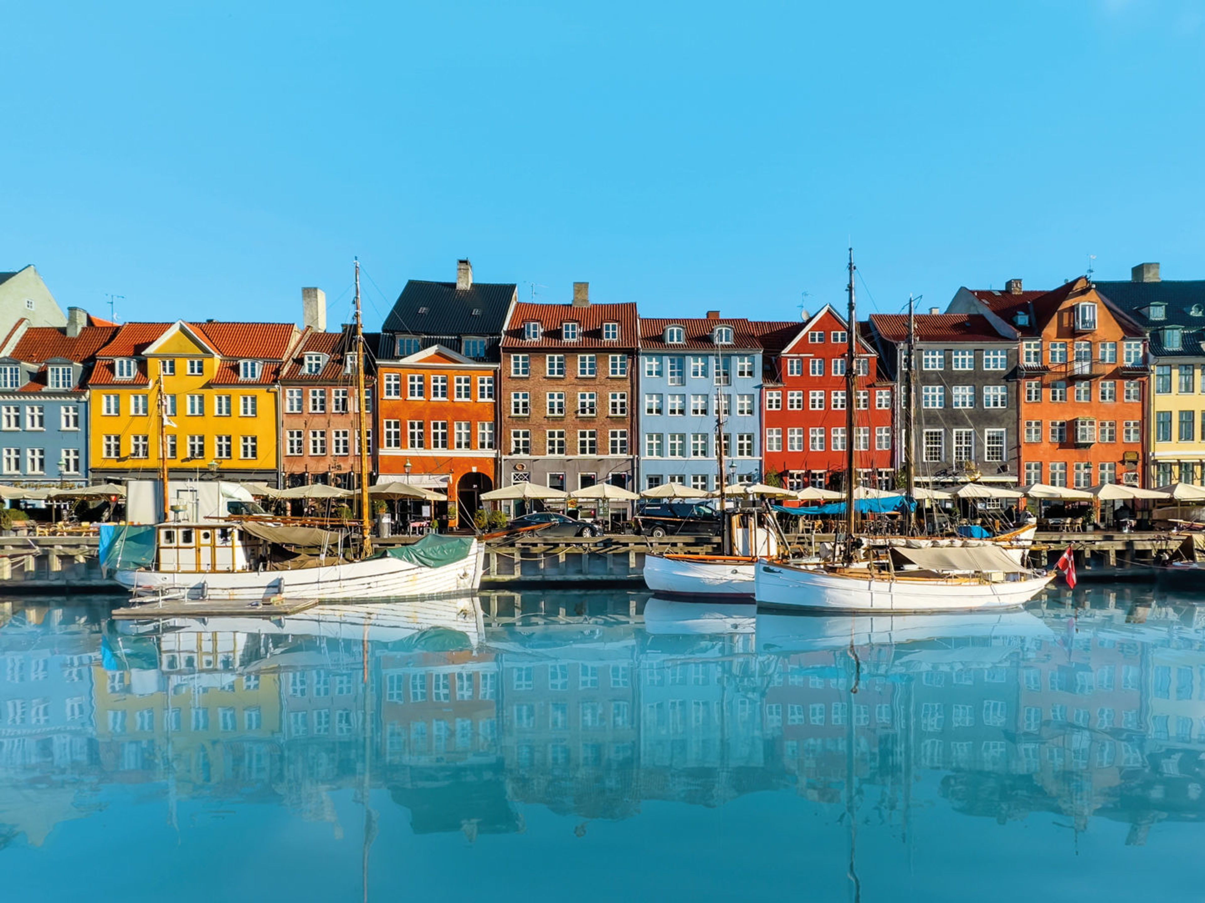 Ostsee Kreuzfahrt - Kopenhagen Dänemark Bunte Häuser und Boote am Nyhavn-Kanal in Kopenhagen.