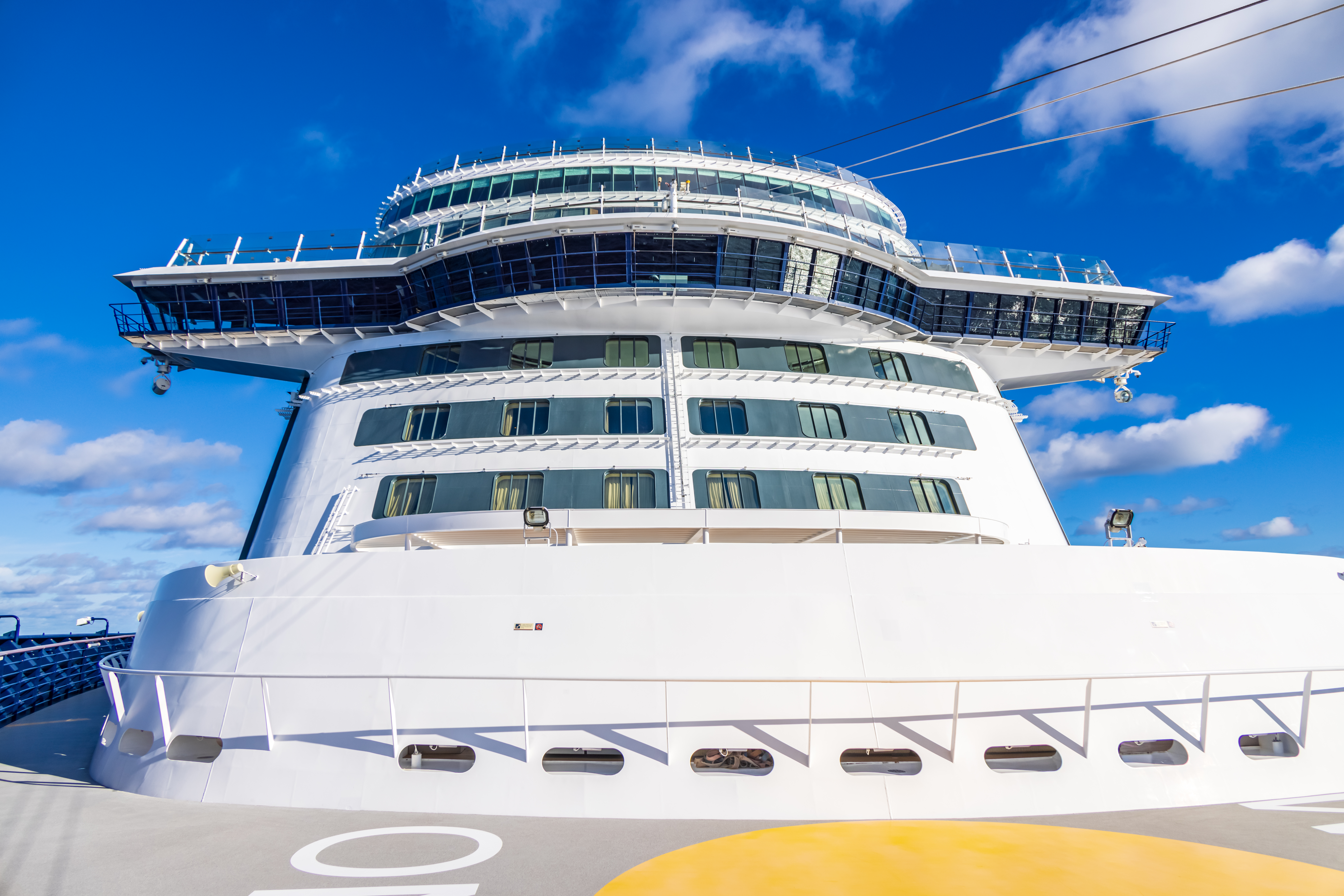 Kreuzfahrtschiff der Mein Schiff® Flotte unter blauem Himmel.