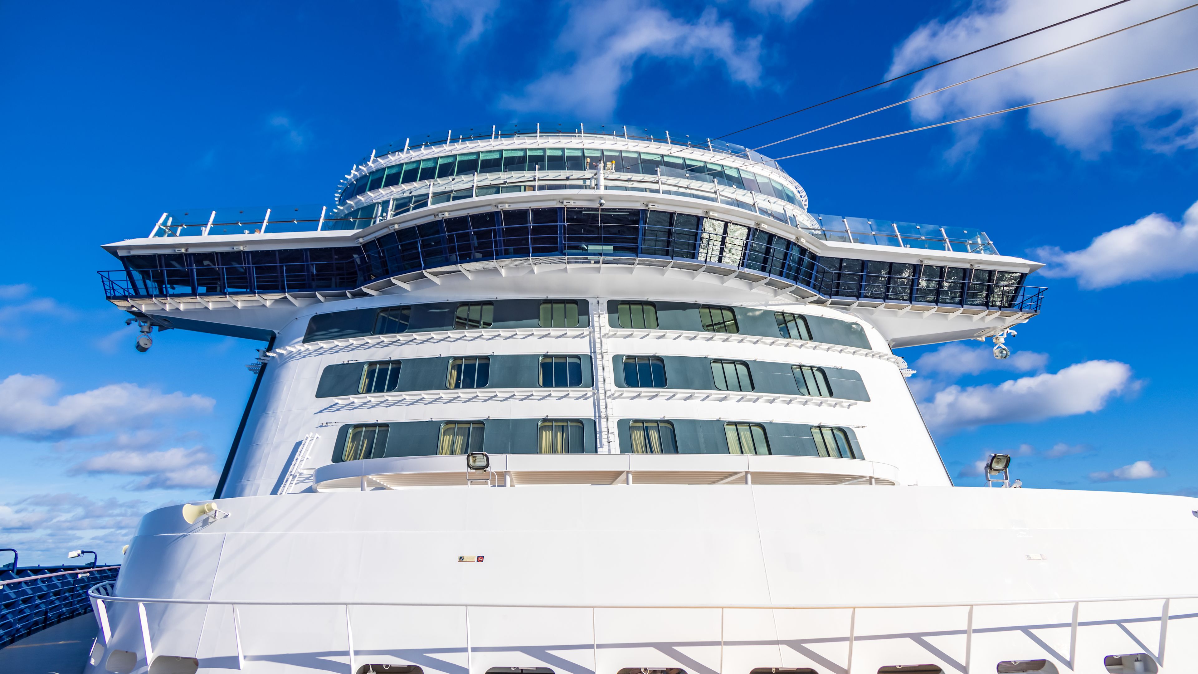 Bug Kreuzfahrtschiff der Mein Schiff® Flotte unter blauem Himmel.