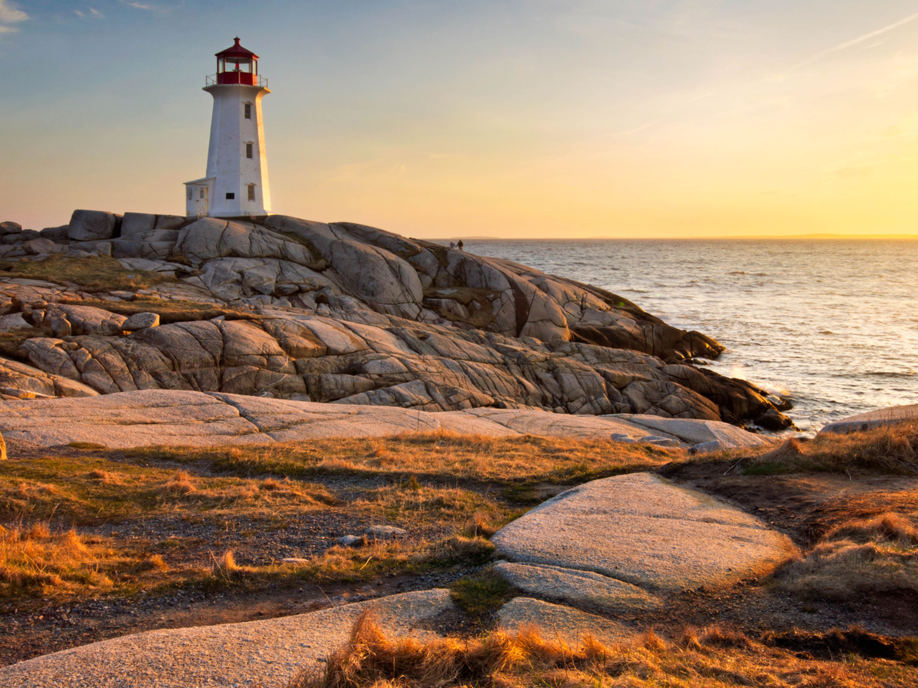 Leuchtturm auf Felsen am Meer bei Sonnenuntergang. Leuchtturm auf Felsen am Meer bei Sonnenuntergang.
