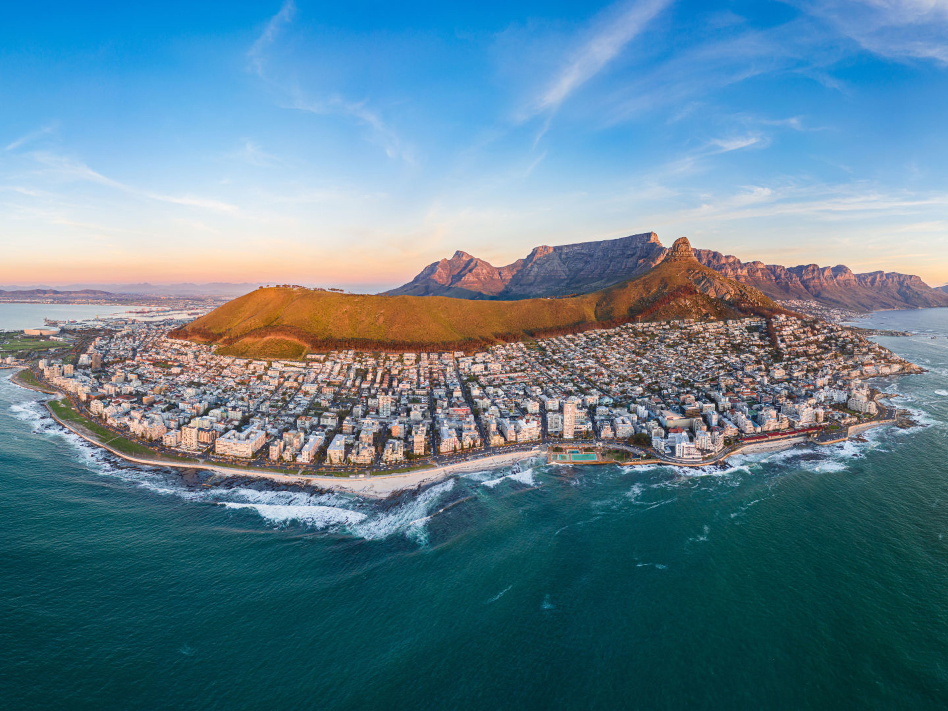 Kapstadt Südafrika Luftaufnahme von Kapstadt mit Tafelberg und Küste bei Sonnenuntergang.