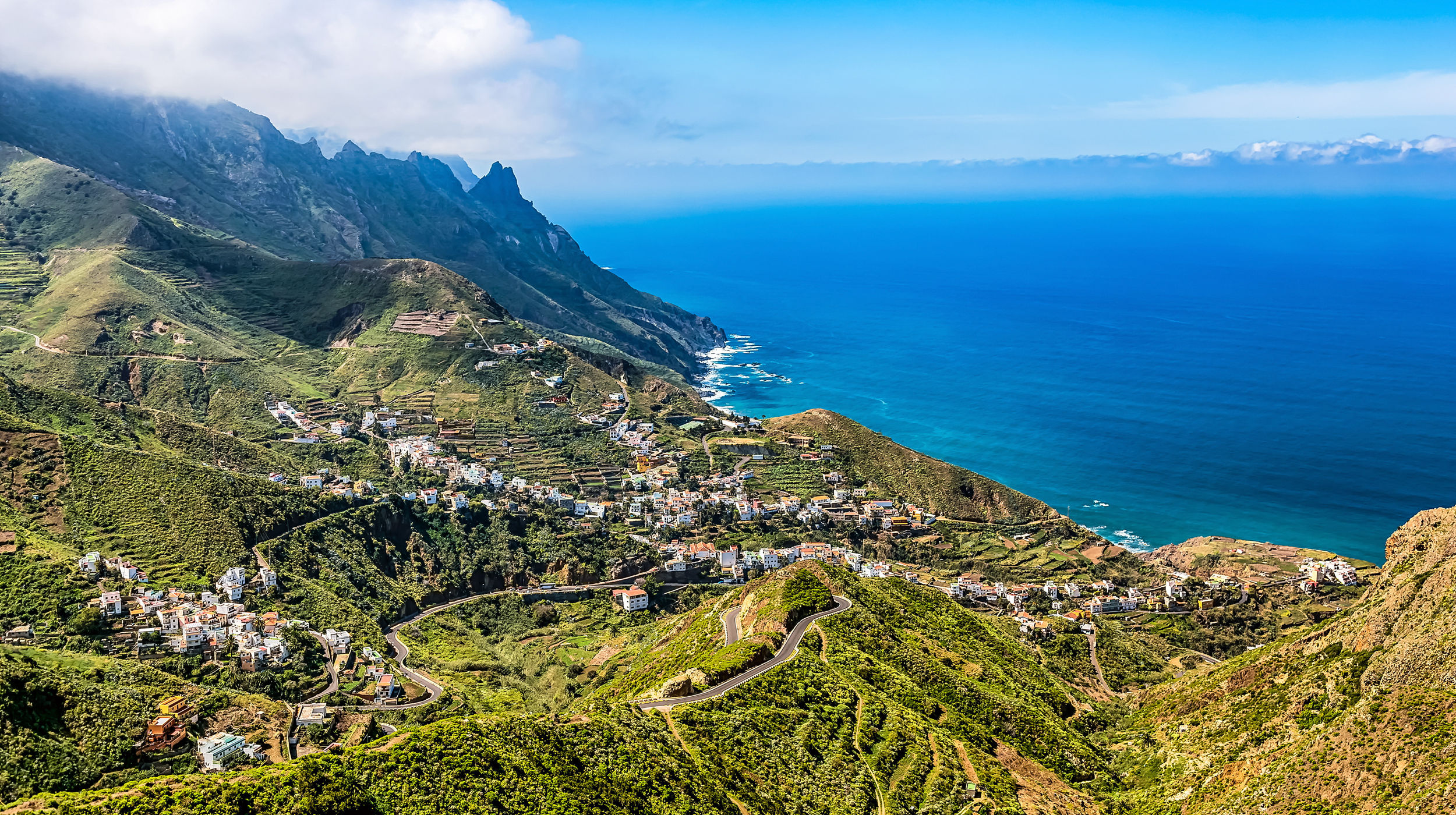 Küstenlandschaft auf Teneriffa mit Bergen und blauem Meer.