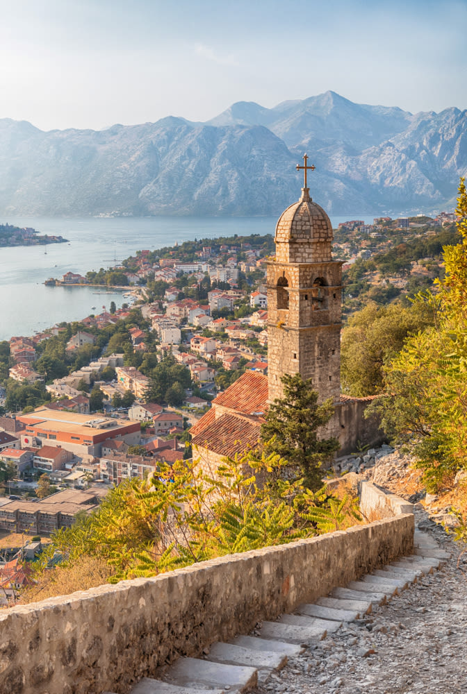 Kotor Kirchturm in Kotor, Montenegro, mit Blick auf die Bucht und Berge.