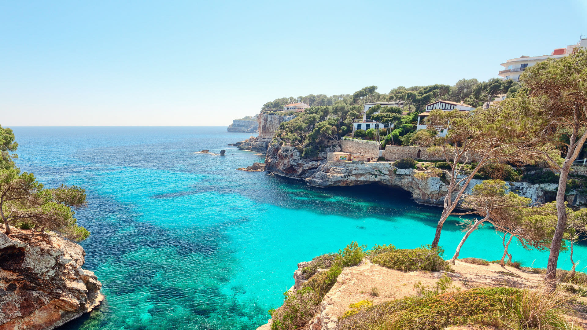 Küste von Mallorca mit türkisblauem Meer und Felsen.