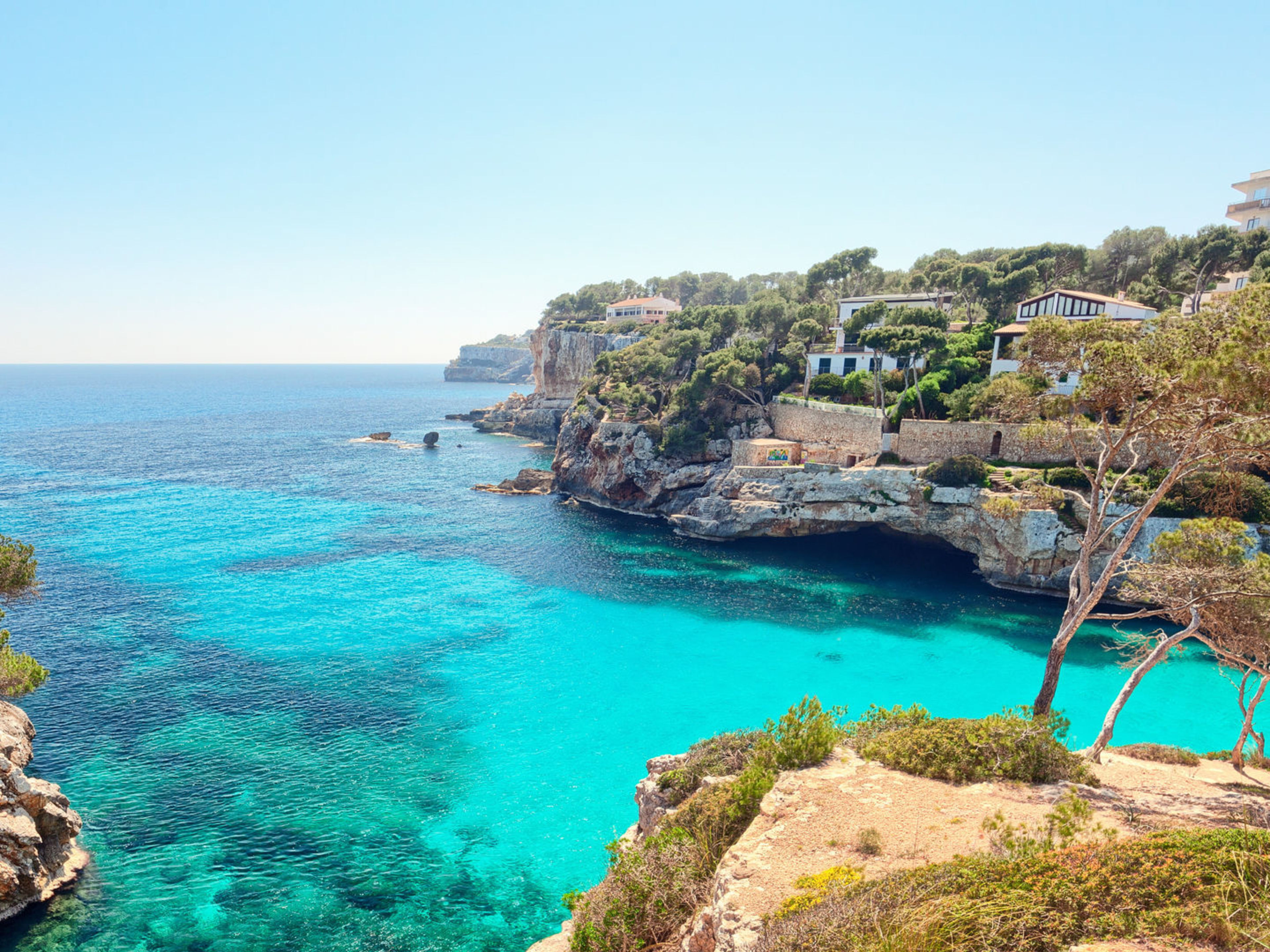 Santanyi, Mallorca, Spanien Küste von Mallorca mit türkisblauem Meer und Felsen.