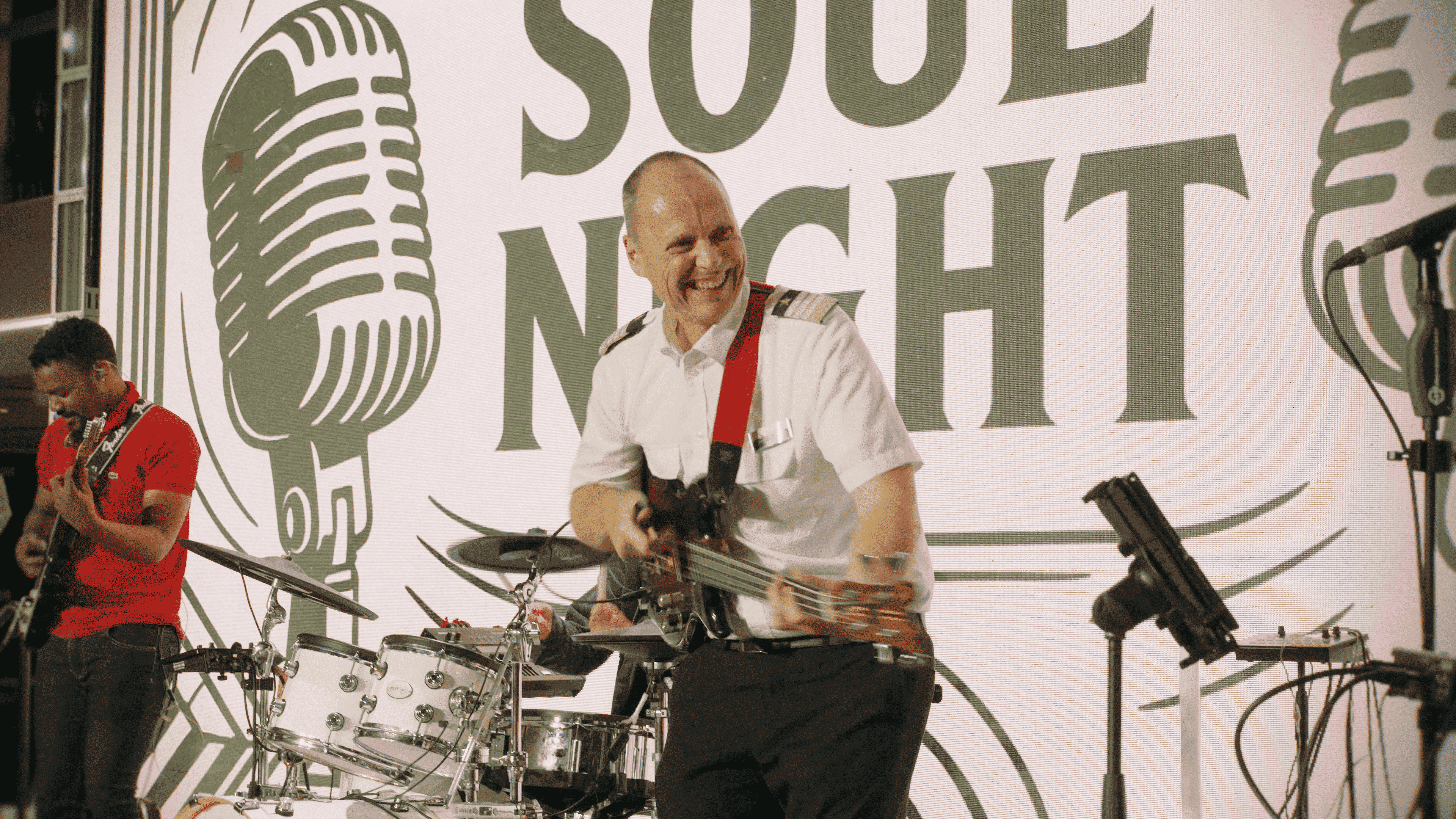 Jan Gustaf Rautawaara Musiker auf Bühne bei Soul Night, lächelnd, mit Instrumenten.