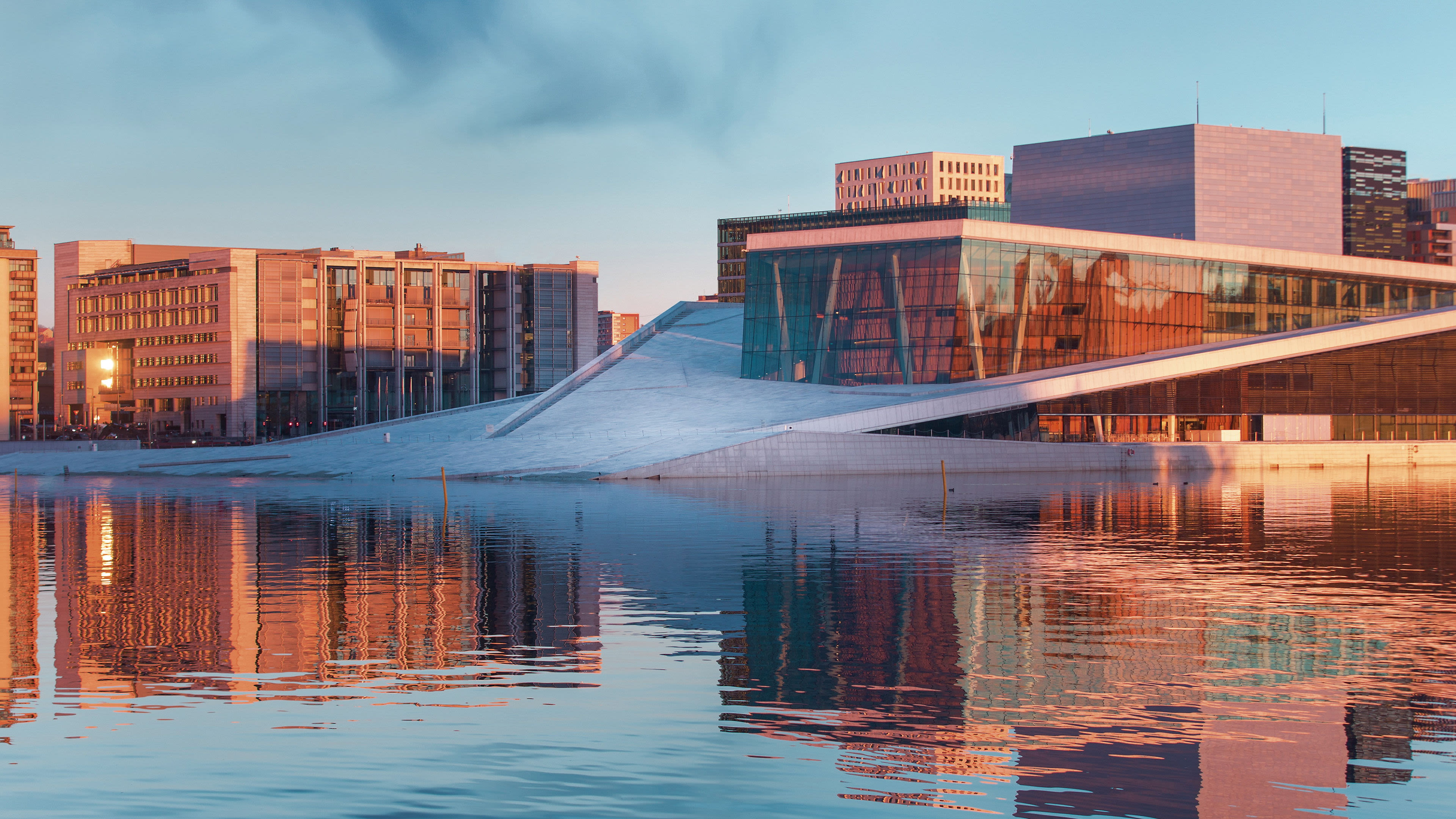 Oslo Norwegen Opernhaus Oslo bei Sonnenuntergang, reflektiert im Wasser.