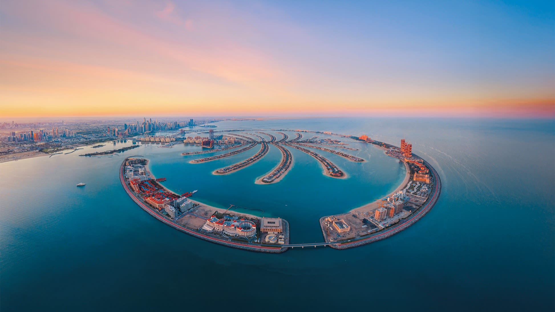 Luftaufnahme von Palm Jumeirah in Dubai bei Sonnenuntergang. Luftaufnahme von Palm Jumeirah in Dubai bei Sonnenuntergang.