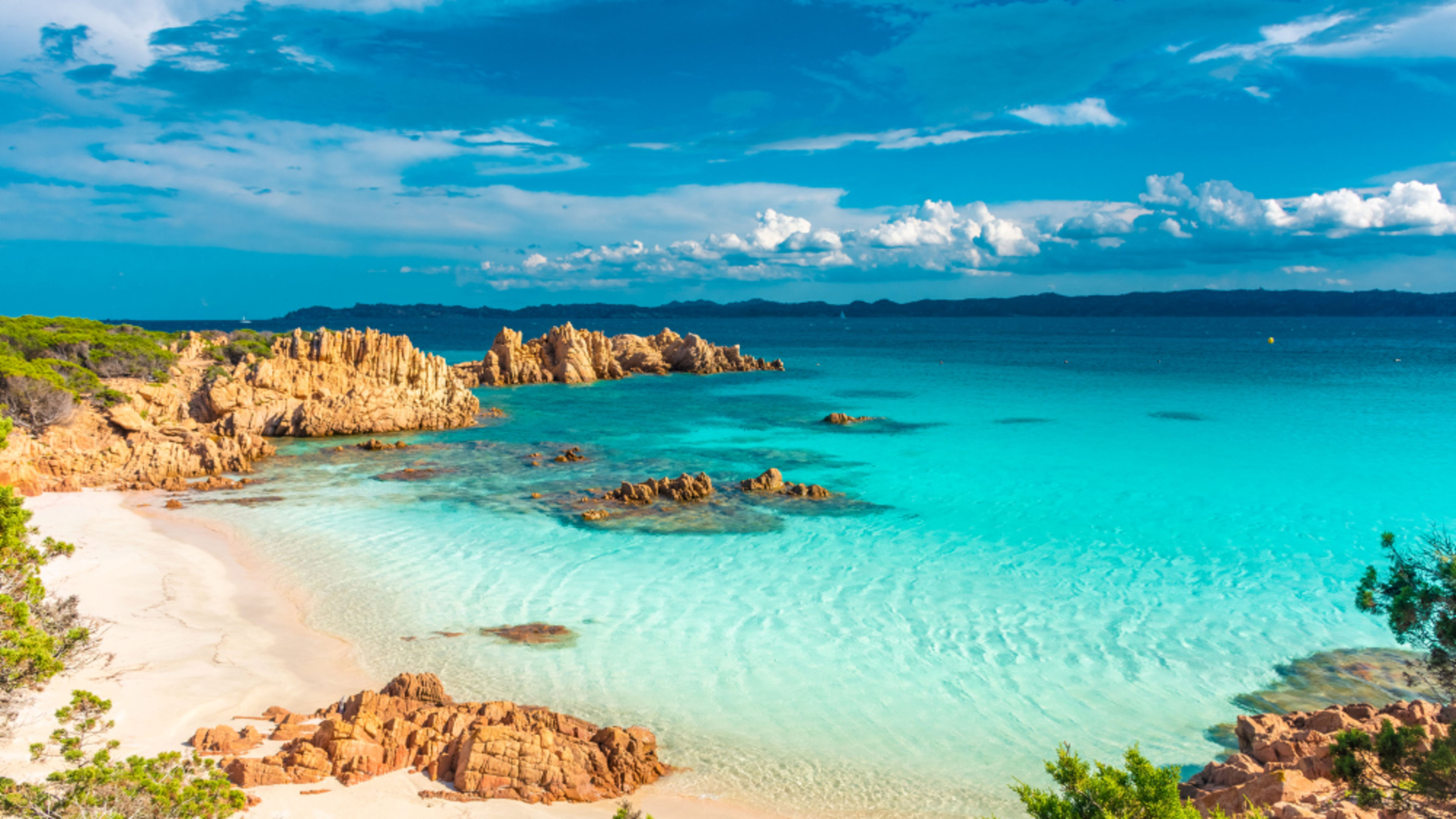 Sardinien Mittelmeer Türkisblaues Meer, Sandstrand und Felsen auf Sardinien, Italien.