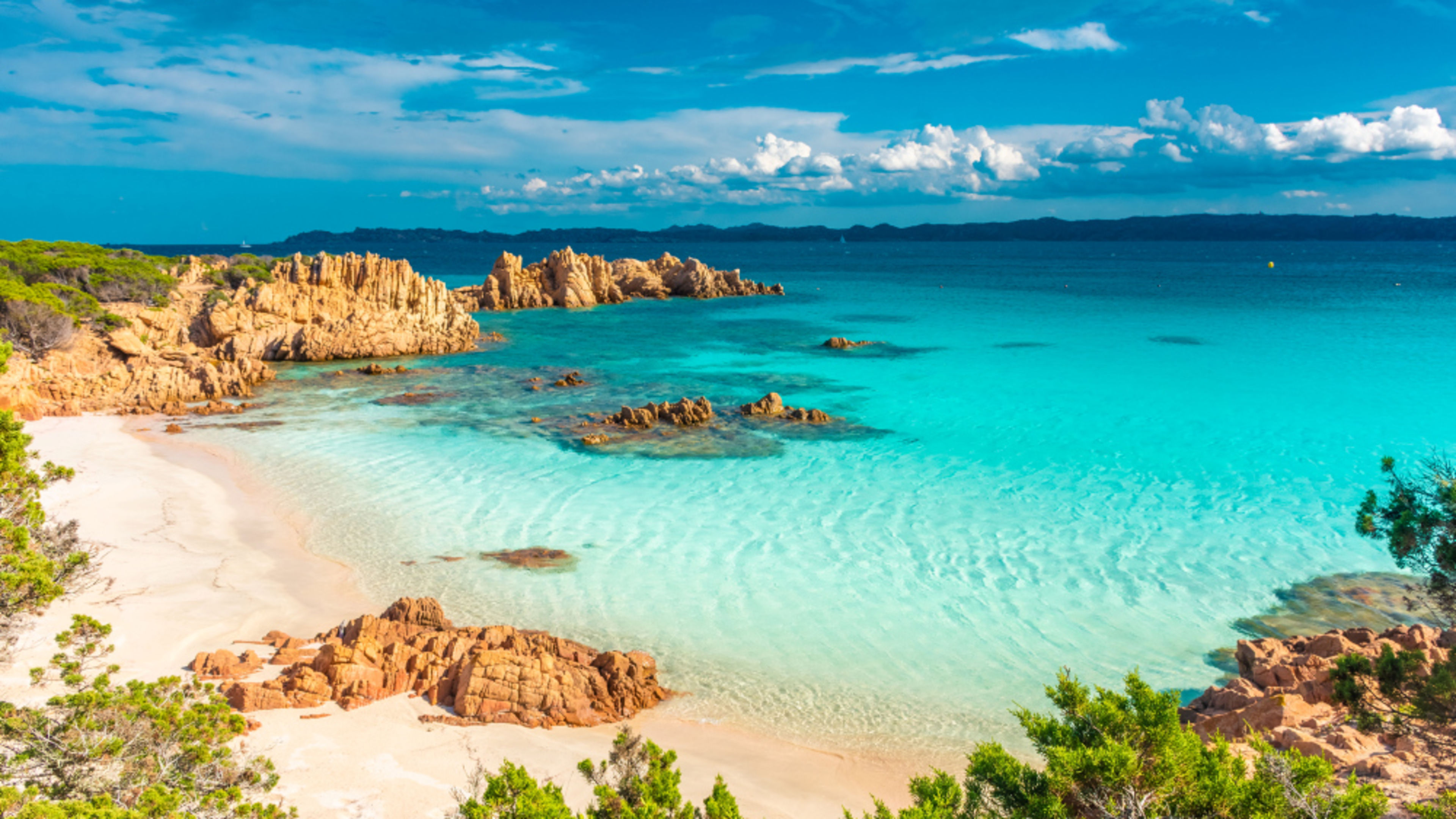Türkisblaues Meer, Sandstrand und Felsen auf Sardinien, Italien. Türkisblaues Meer, Sandstrand und Felsen auf Sardinien, Italien.