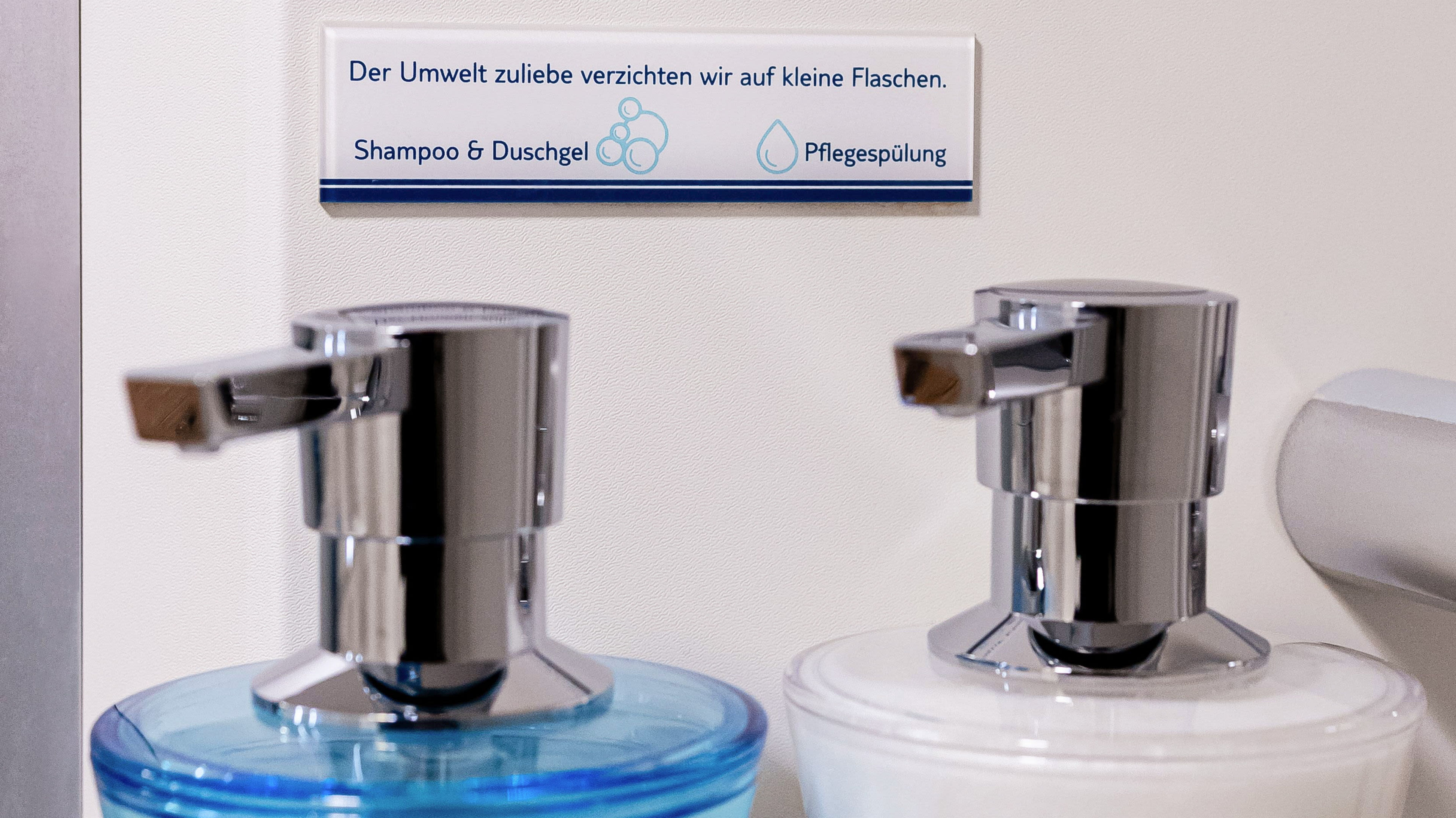 Zwei Seifenspender mit Hinweis zur Umweltfreundlichkeit.