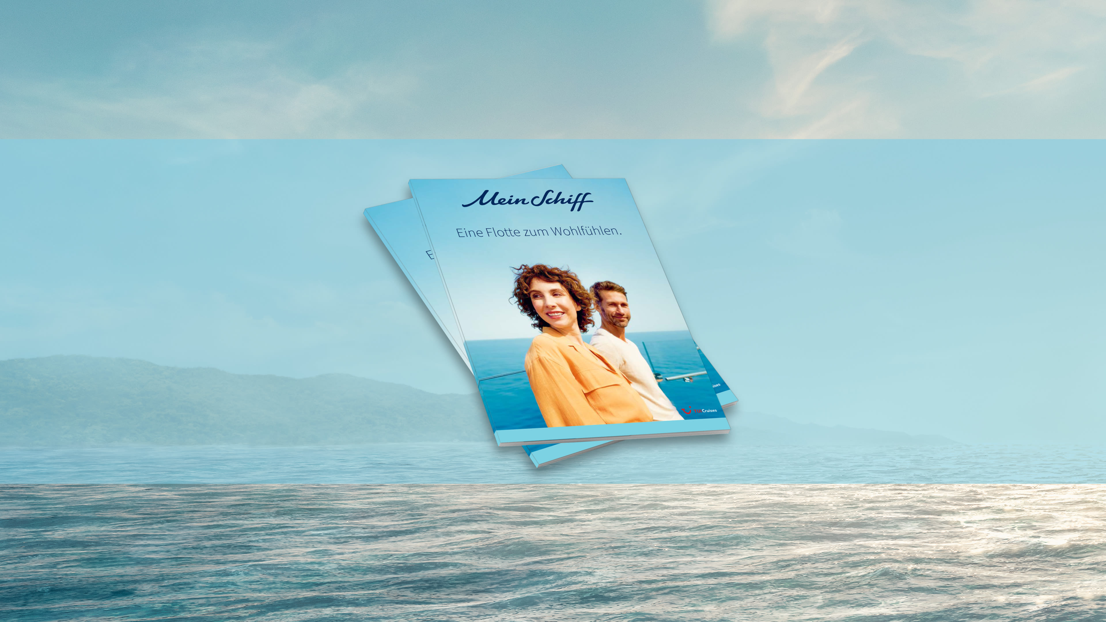 Broschüre der Mein Schiff® Flotte, Paar am Meer, blauer Himmel.
