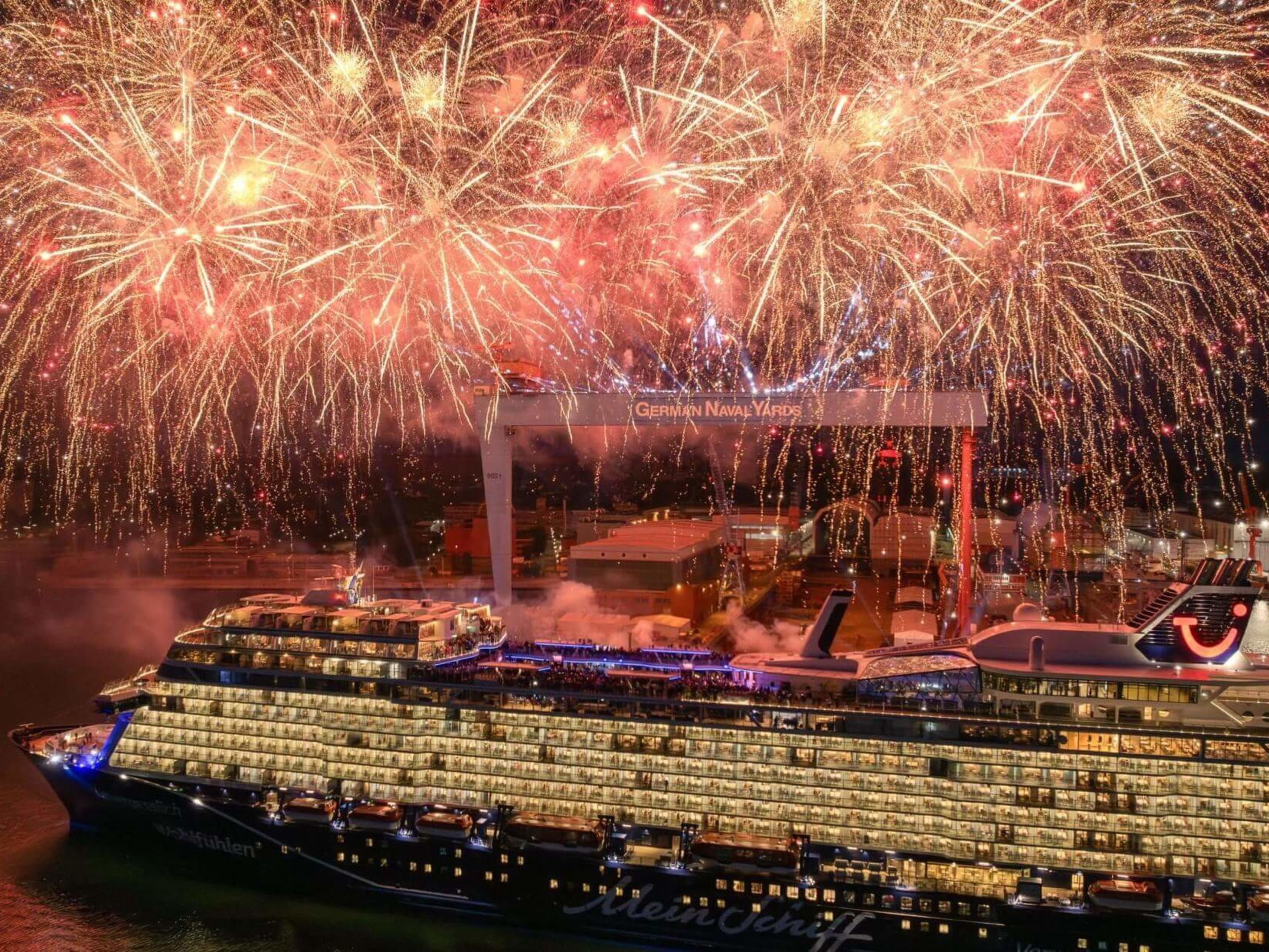 Taufe Mein Schiff Kreuzfahrtschiff der Mein Schiff® Flotte mit Feuerwerk im Hafen.