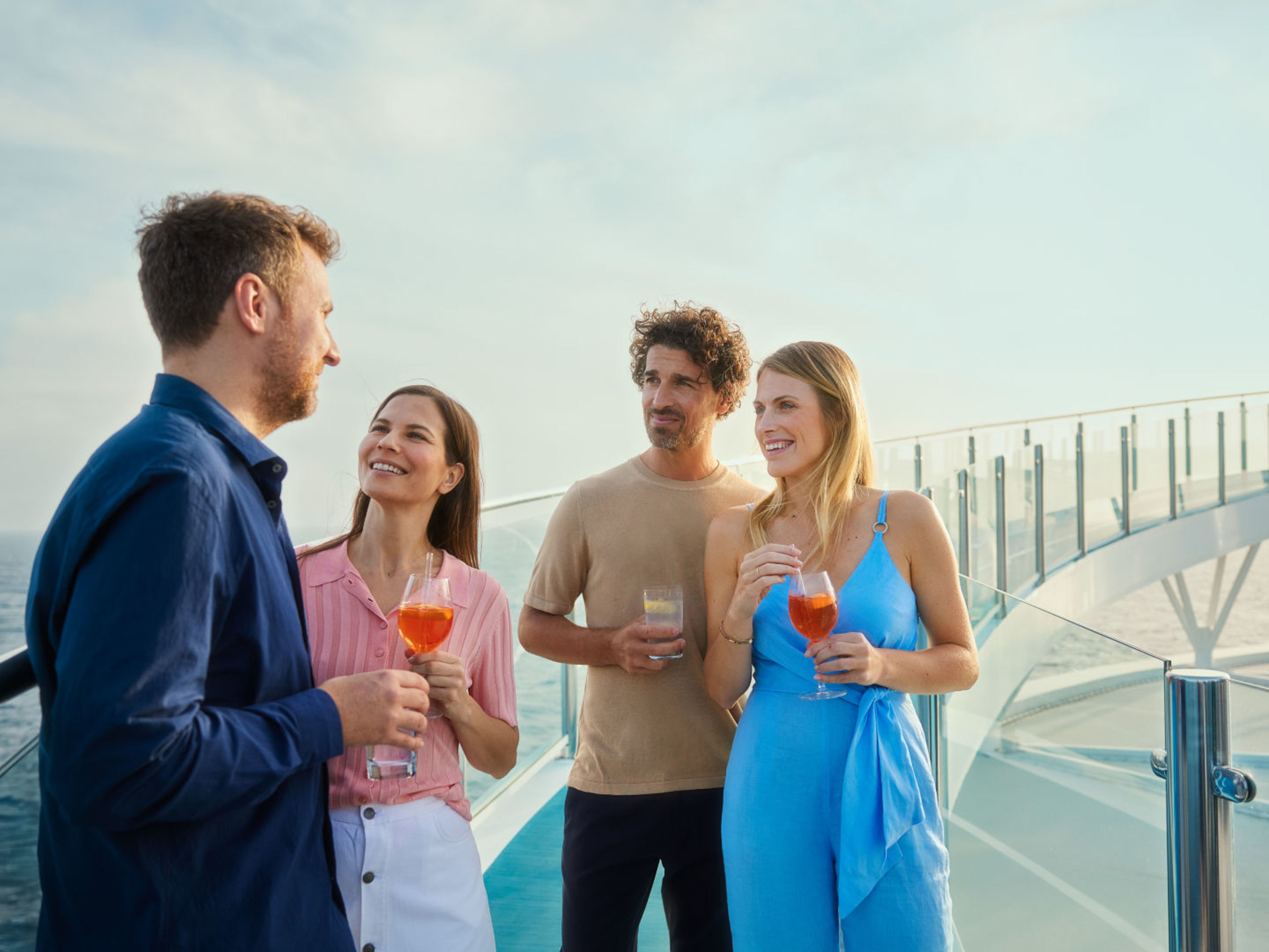 Vier Personen genießen Getränke auf einem Kreuzfahrtschiff der Mein Schiff® Flotte. Vier Personen genießen Getränke auf einem Kreuzfahrtschiff der Mein Schiff® Flotte.