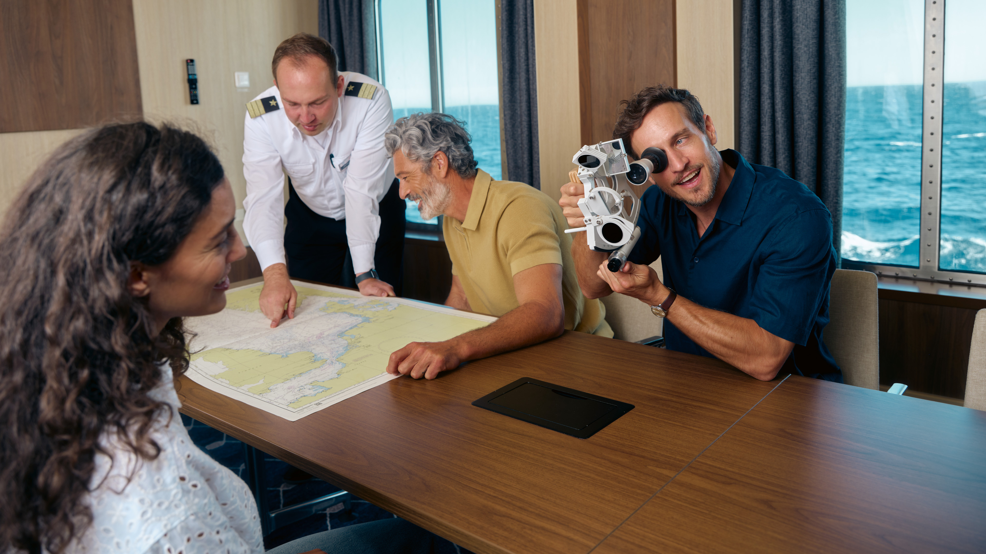 Menschen auf Kreuzfahrtschiff mit Seekarte und Sextant, Meerblick.