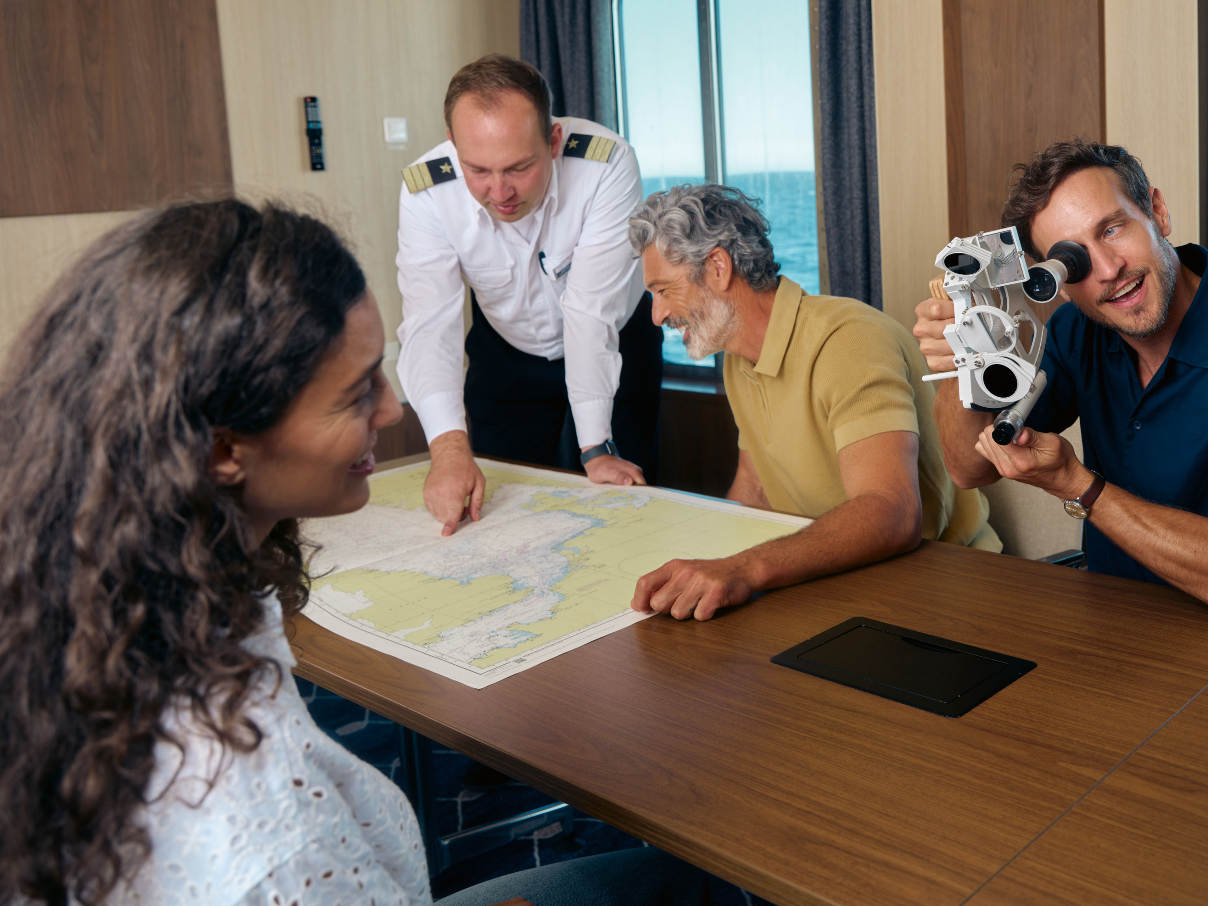 Wissen-auf-See Menschen auf Kreuzfahrtschiff mit Seekarte und Sextant, Meerblick.