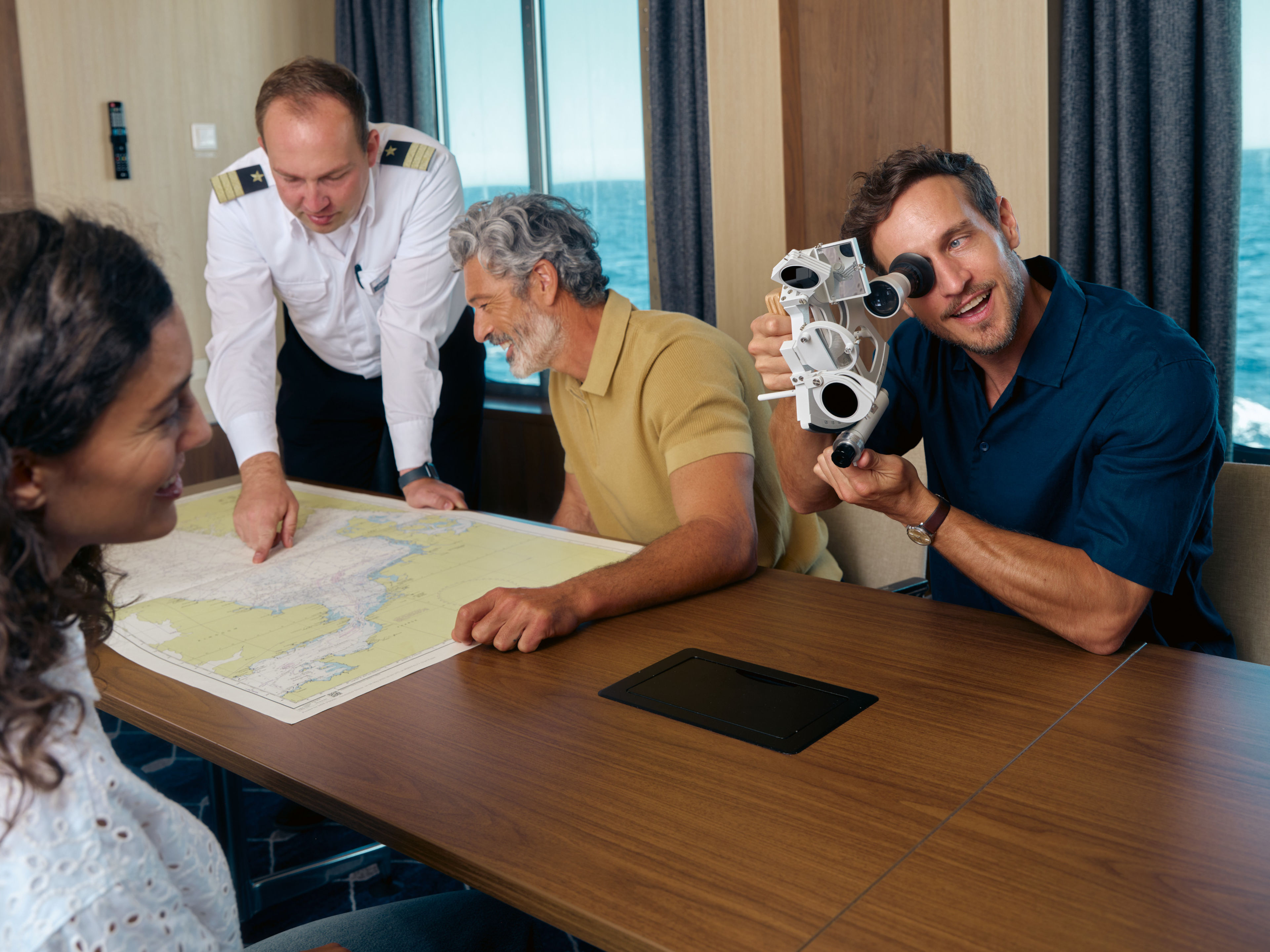 Menschen auf Kreuzfahrtschiff mit Seekarte und Sextant, Meerblick. Menschen auf Kreuzfahrtschiff mit Seekarte und Sextant, Meerblick.